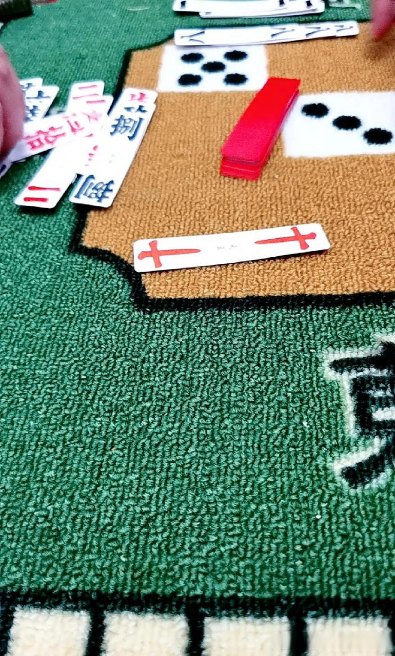 回来过年几天,每天都在桌子上打跑胡子,不是我要打,是非打不可!