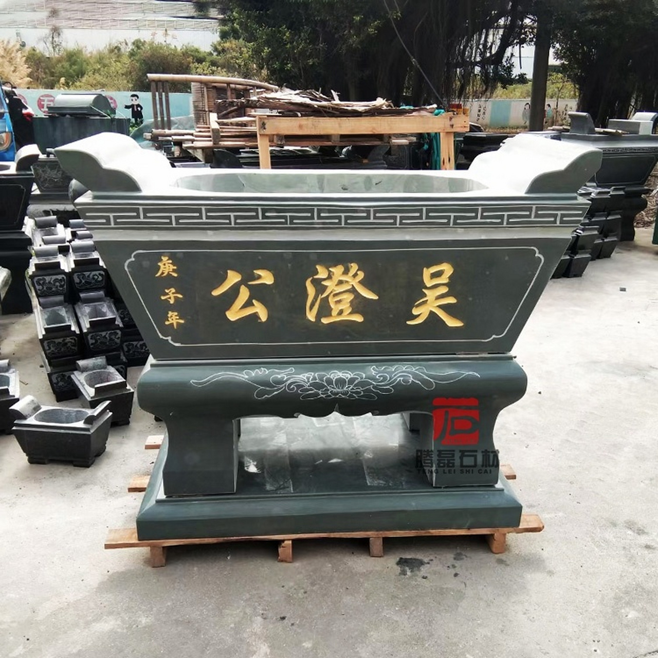 带盖石雕香炉具有美观,保护和安全性的优点,但体积较大,重量较重.