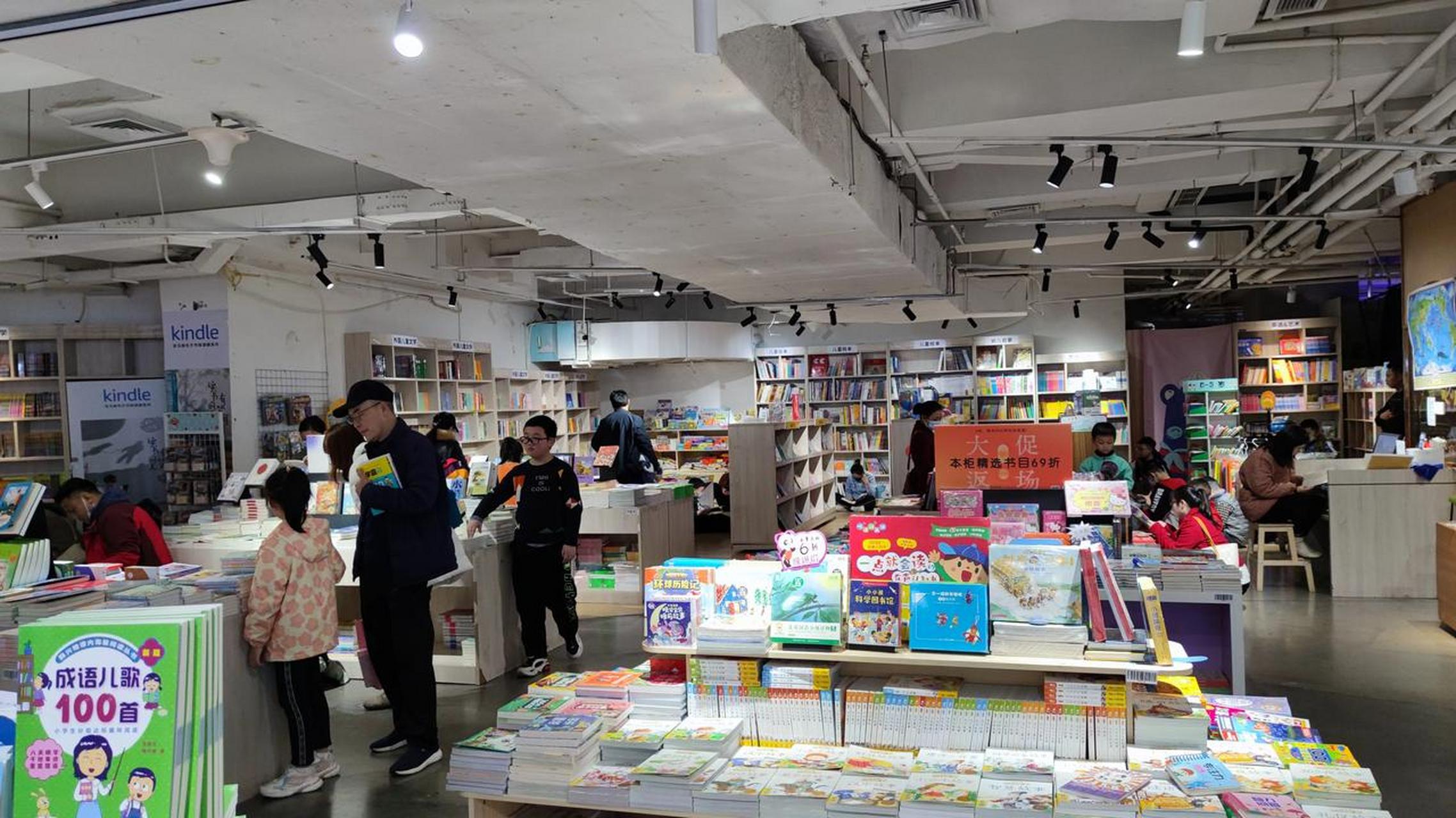 今天观音桥的重庆购书中心好多人啊!