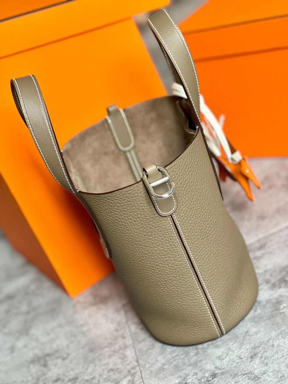 hermes 新款/ 猪鼻子菜篮子 "intheloop"猪鼻子菜篮子  形状圆圆滚滚