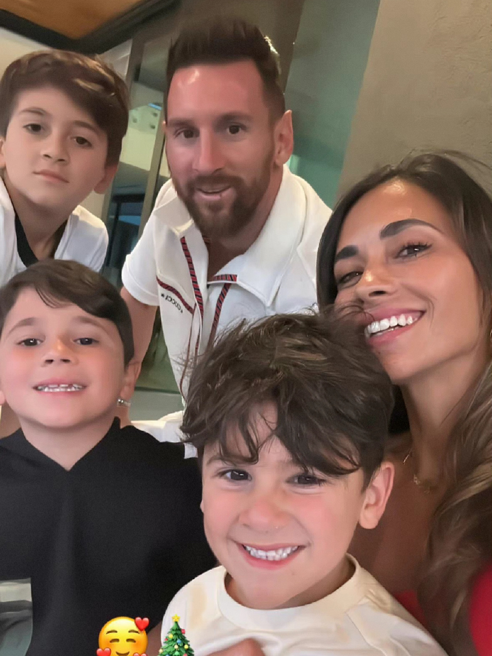 新鲜的梅西一家!安妞更新一家人合影!