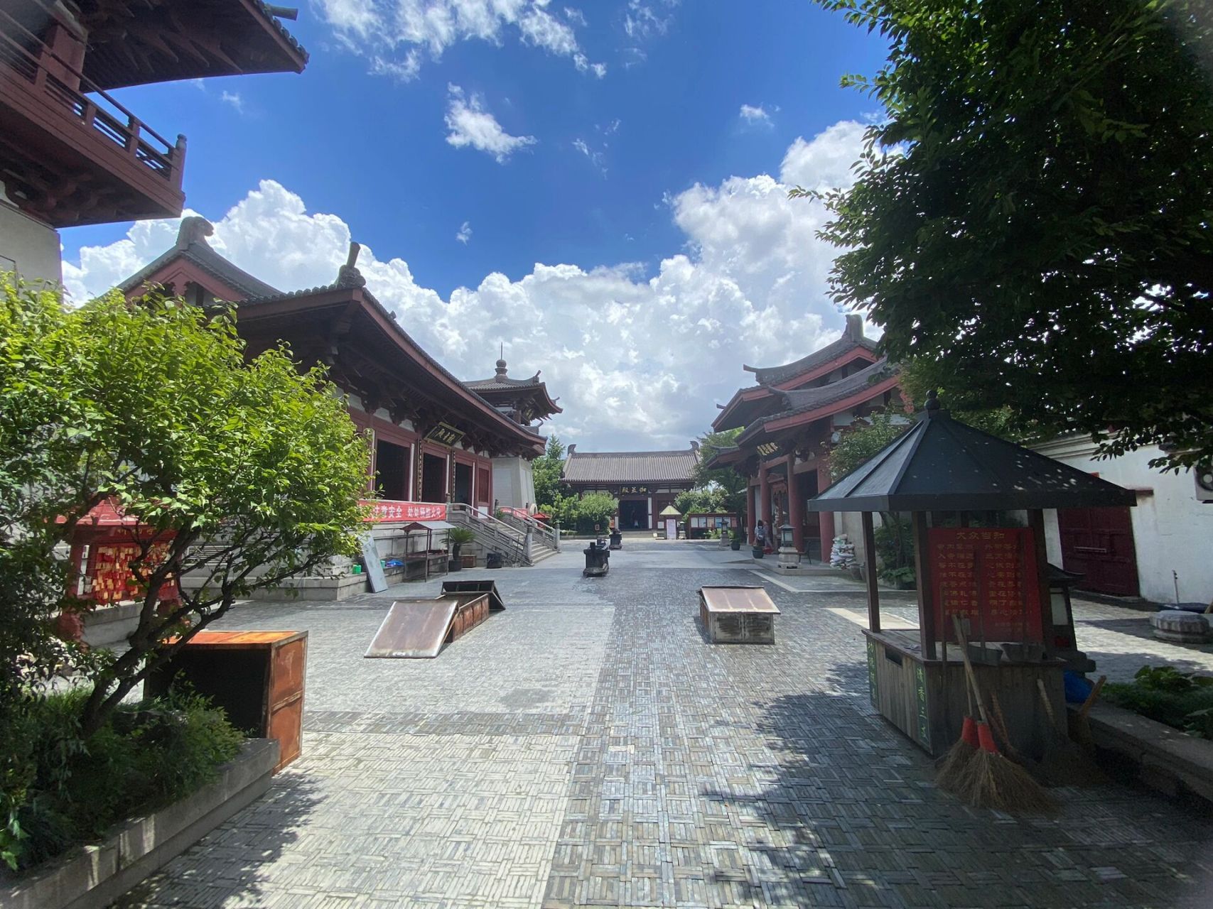 她是上海市郊最大的寺庙,因法脉系留云禅寺,而地处云翔寺旧址,故有留