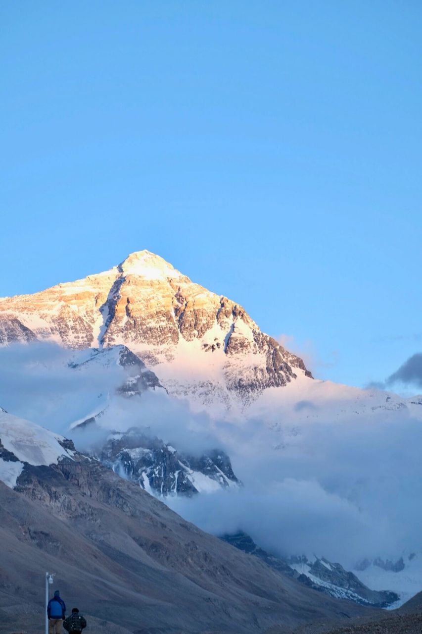 珠穆朗玛峰的日照金山 照片远没有现场看到的画面美!
