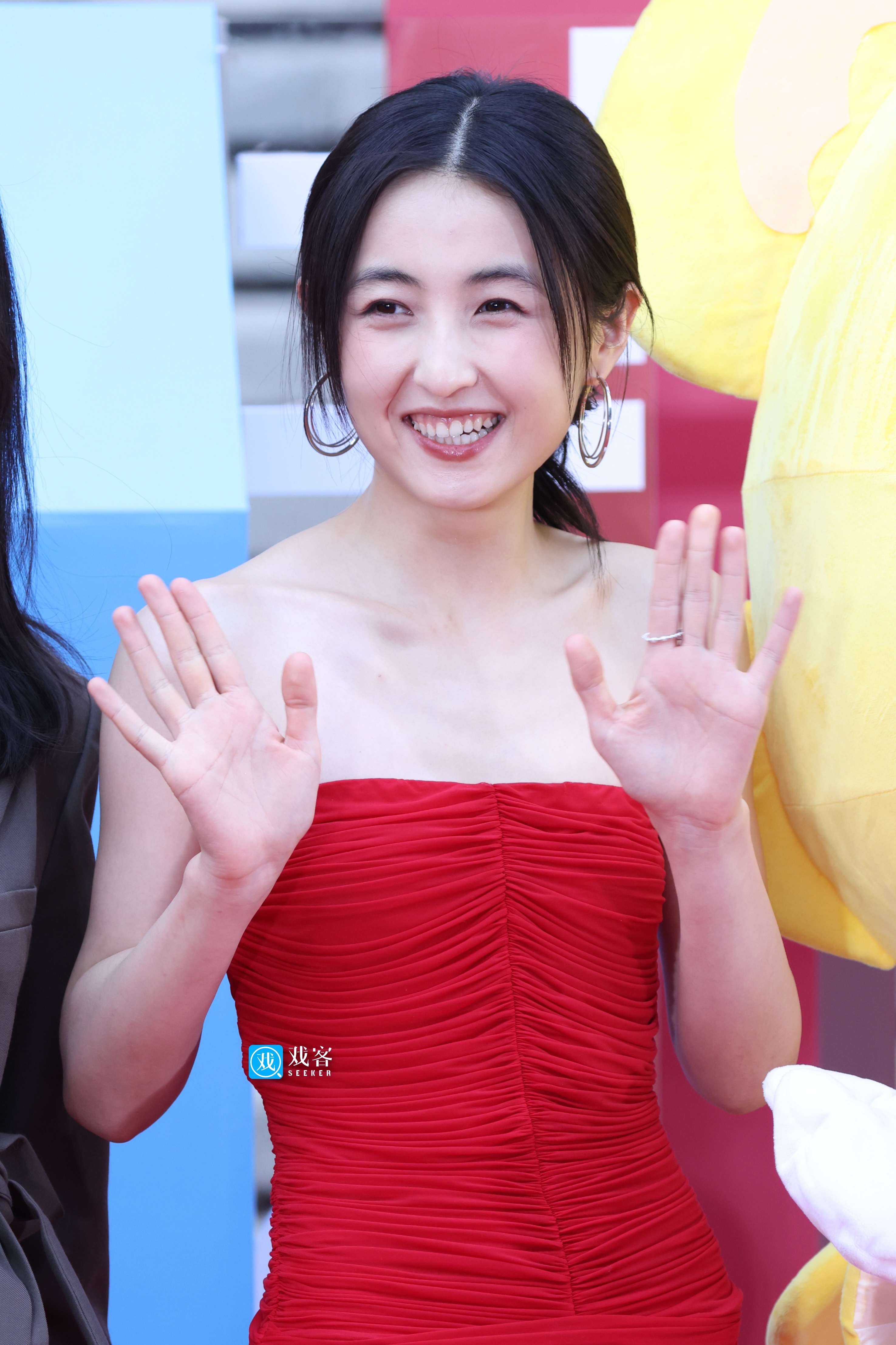 张子枫#第32届大学生电影节# 红毯生图好适合红色的子枫