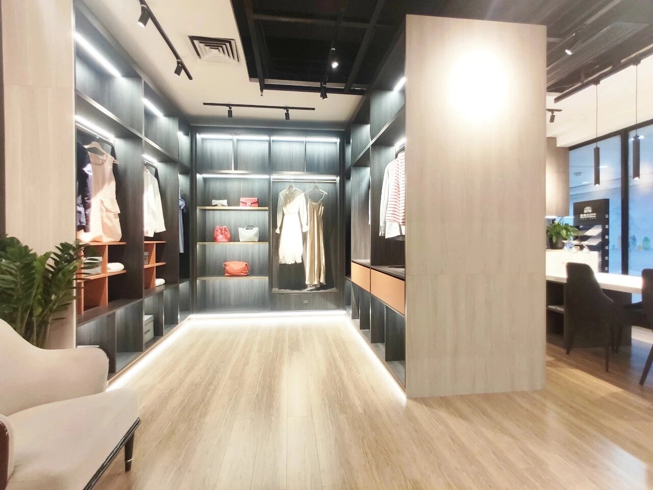 广州维家思广场--法尼奥店 法尼奥整体家居是广州市友尚家具有限公司