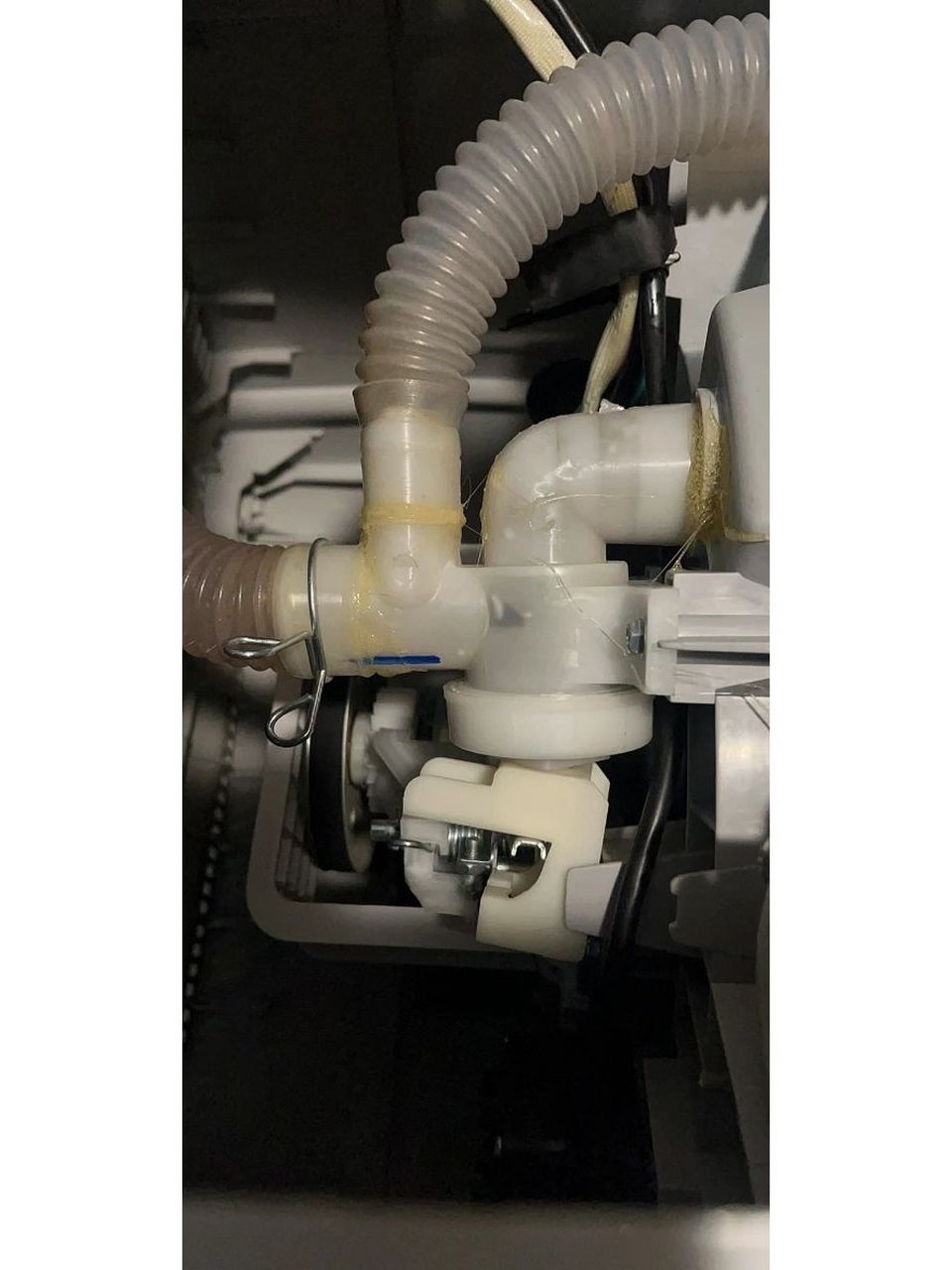 洗衣机一直进出水,存不住,这个阀门好像转不动,排水管也打了密封胶