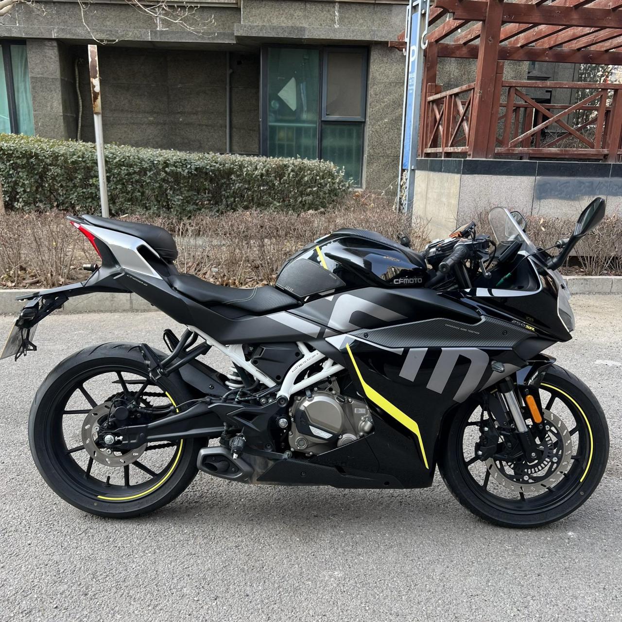 过户 实表6000公里 全车无伤 加装前后行车记录仪 喜欢联系春风250sr