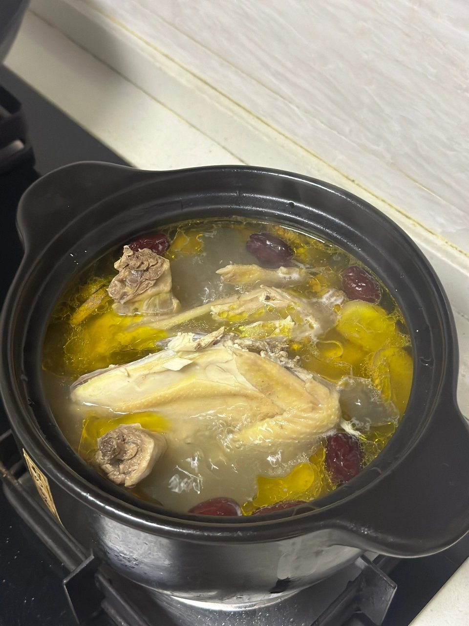 原来炖鸡汤不用焯水 买了新鲜的小母鸡,凉水洗干净直接扔砂锅里放葱姜