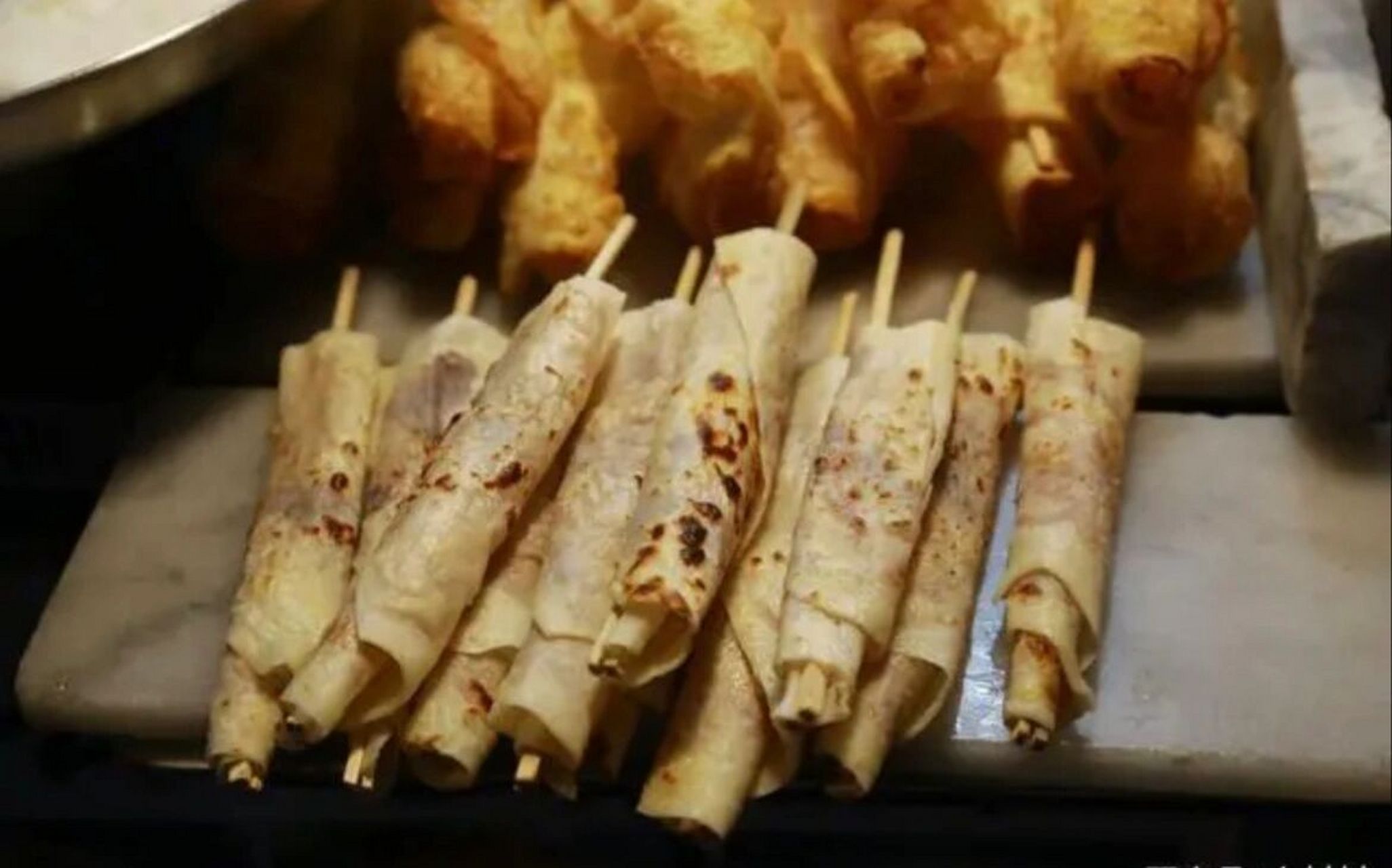 乳扇是主产于大理州洱源县的特色奶制品, 在大理市的喜洲镇,下关镇亦