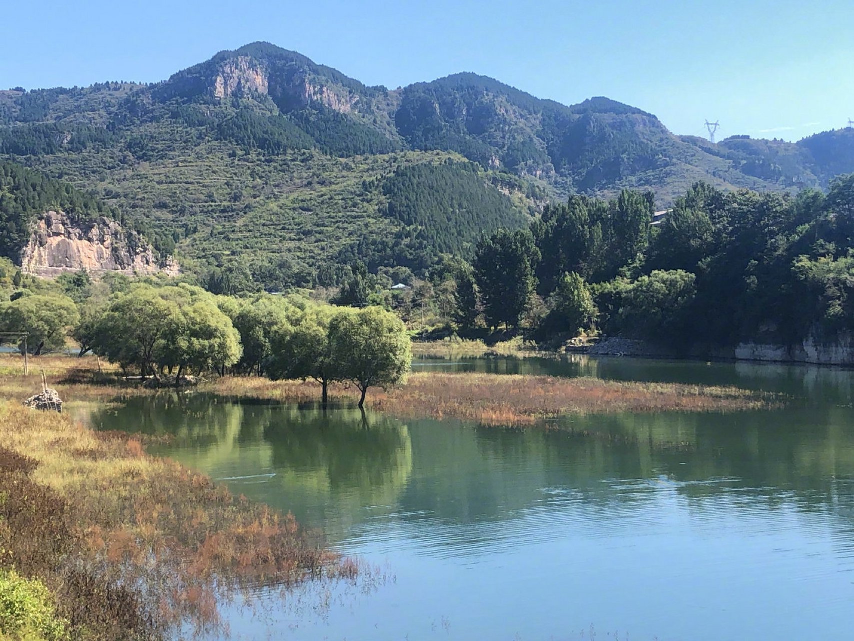 浓##遇见醉美济南#  碧水蓝天,秋风送爽,秋日里的锦绣川水库美如画