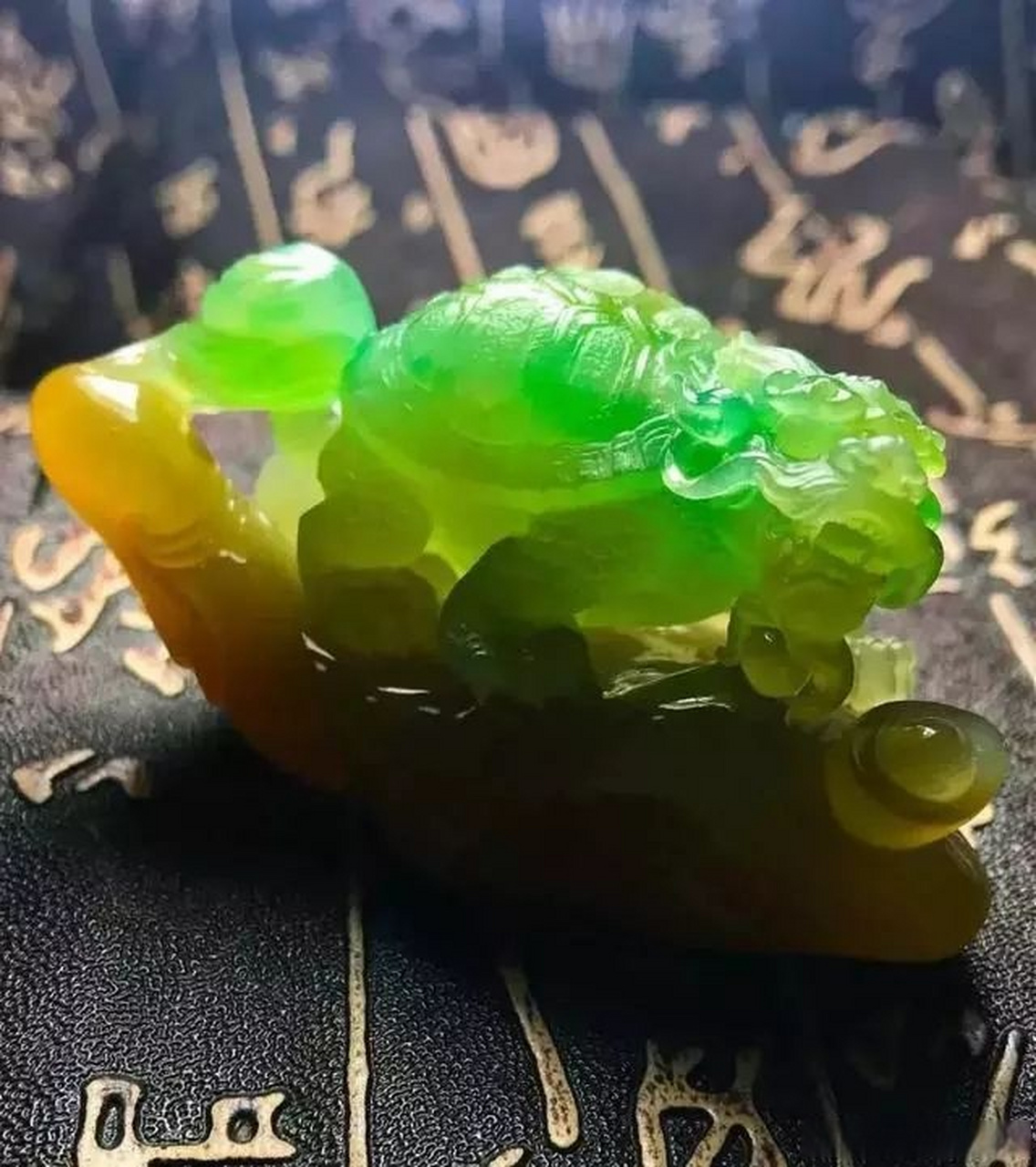 高质量的黄加绿翡翠在珠宝界被誉为稀世珍品,其受欢迎程度显而易见.