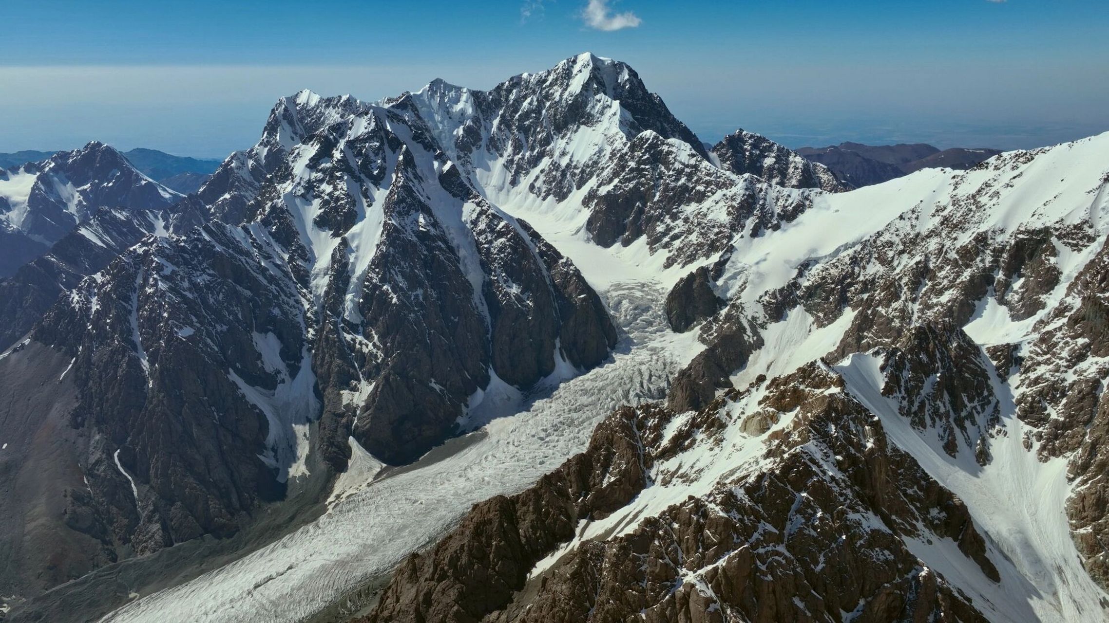 眼前的这座雪山就是海拔5445米的天山第二高峰——博格达主峰,至今仍