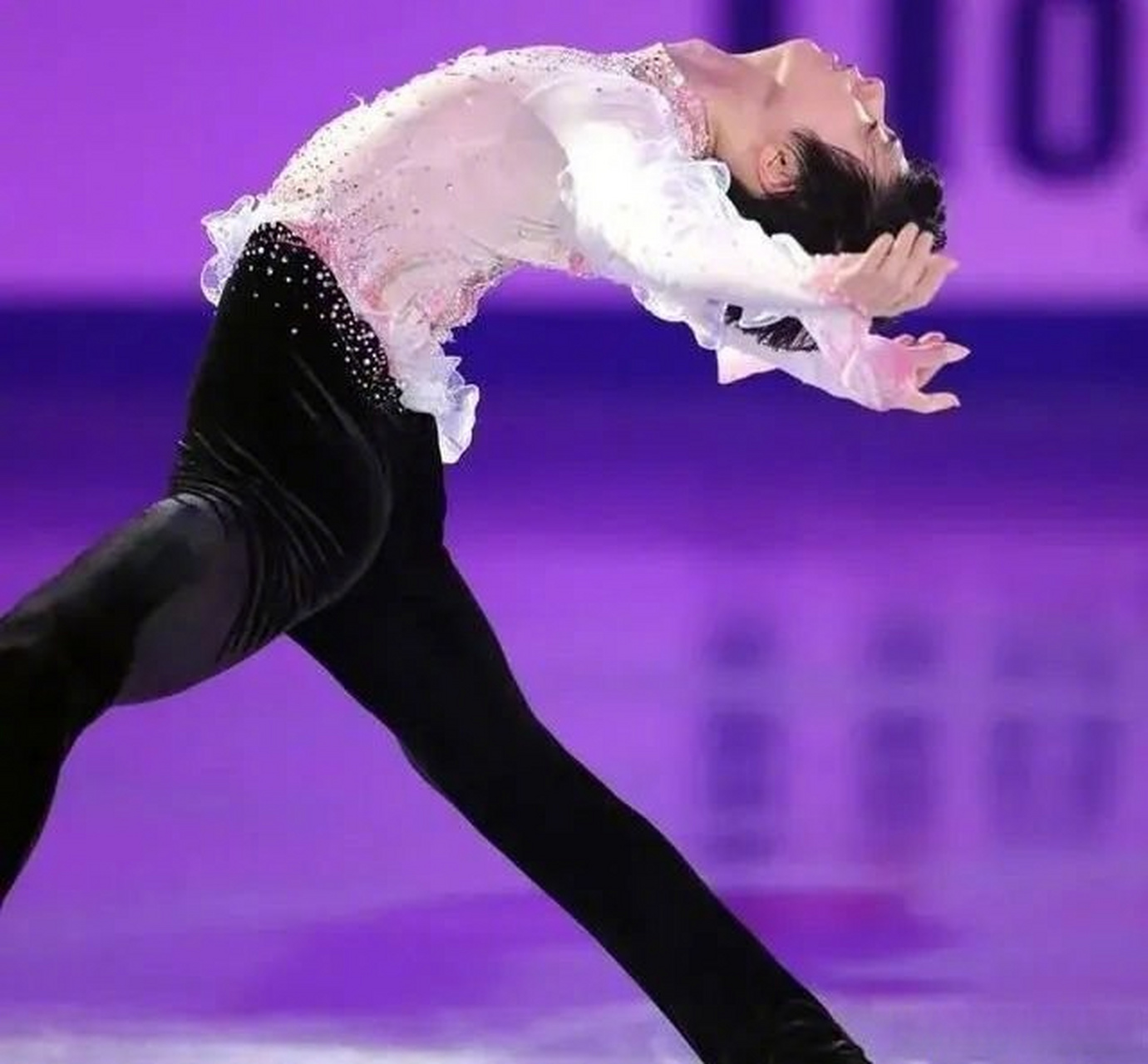 羽生结弦的腰好绝#羽生结弦的下腰鲍步,俯仰于天地之间,又好看又能