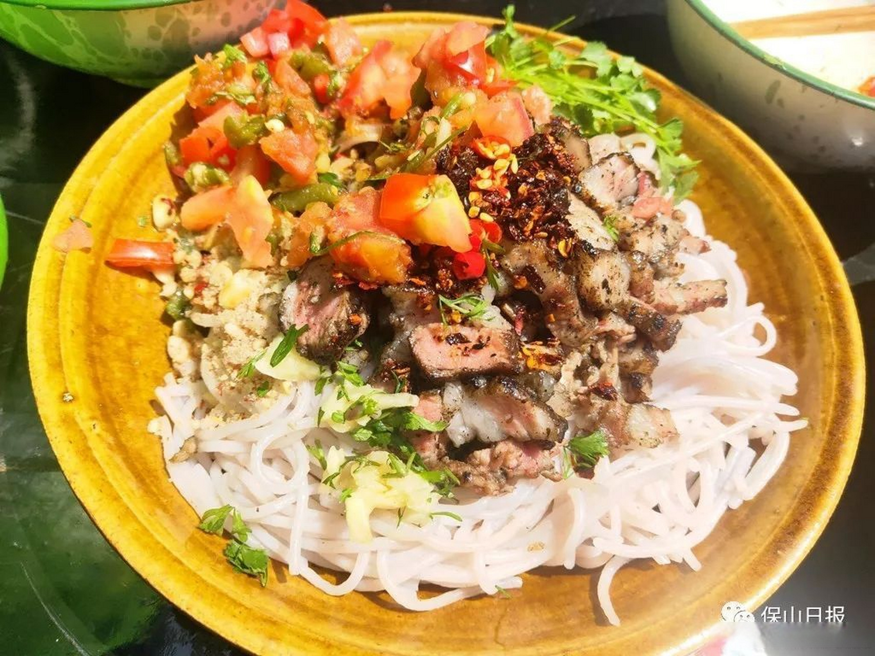 【火焰上的美味:顺江烧肉米线】炎炎夏日,安利腾冲解暑美食"烧肉米线"