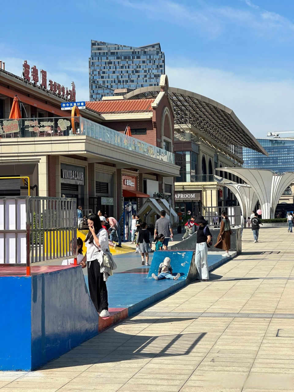 烟台头条 芝罘湾广场广场跟赶大集似的人真多,平常是可见不到这么多人