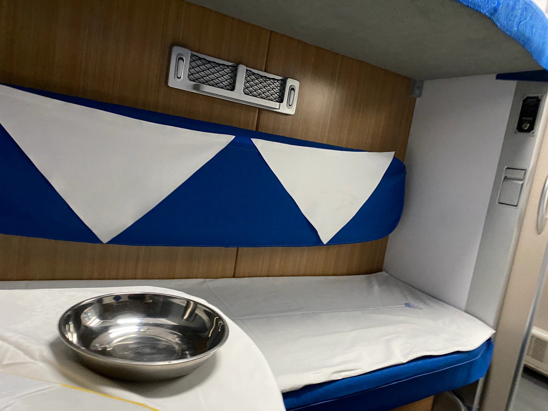 d706上海-北京 一等卧初体验 99满怀期待开始了动车卧铺之旅,首发站