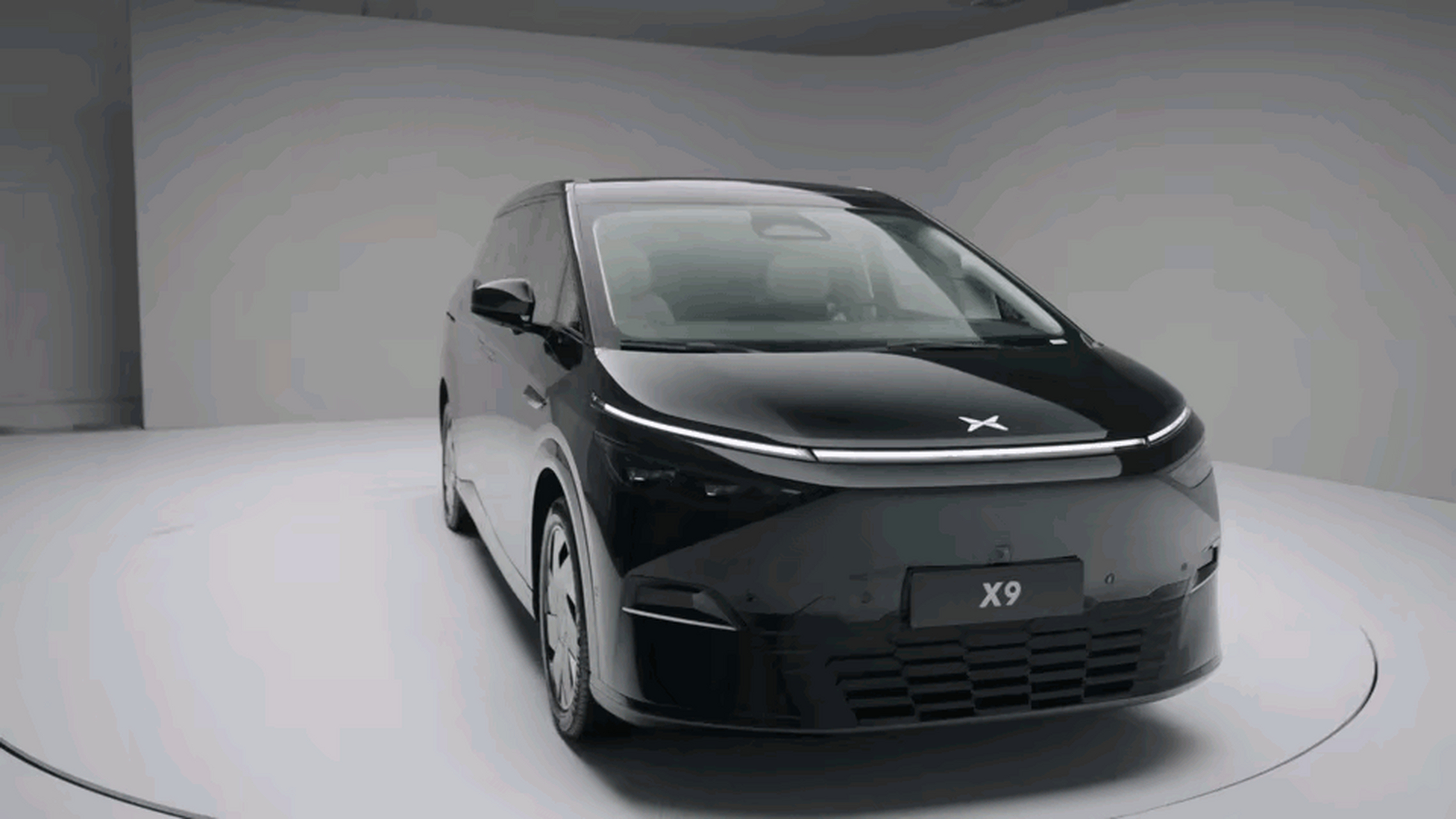 前有理想汽车刚刚发布理想mega全球首秀,后有小鹏汽车发布小鹏x9并