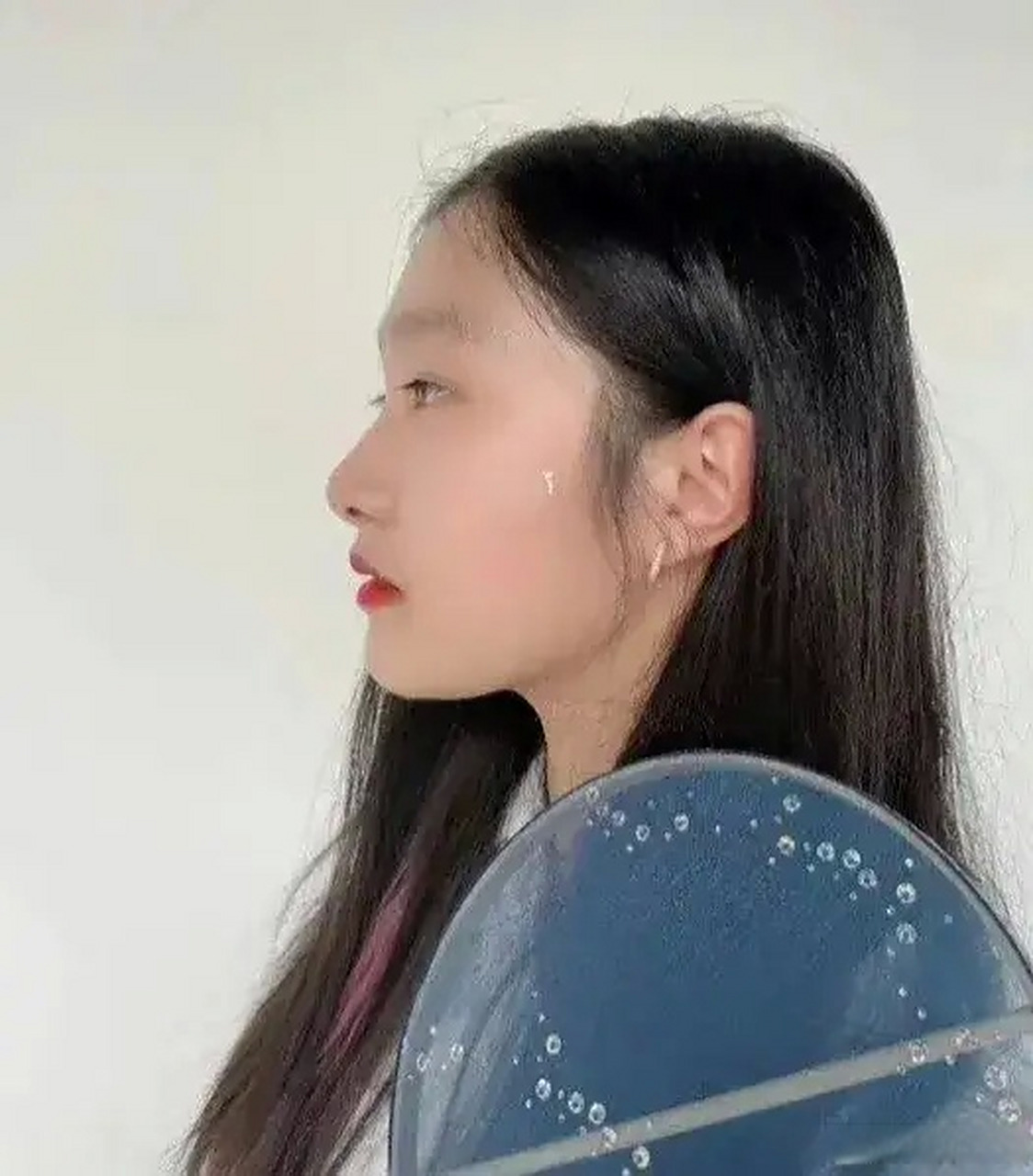 马伊琍的大女儿文君竹终于晒出了正面照,跟妈妈很像很像,她小的时候