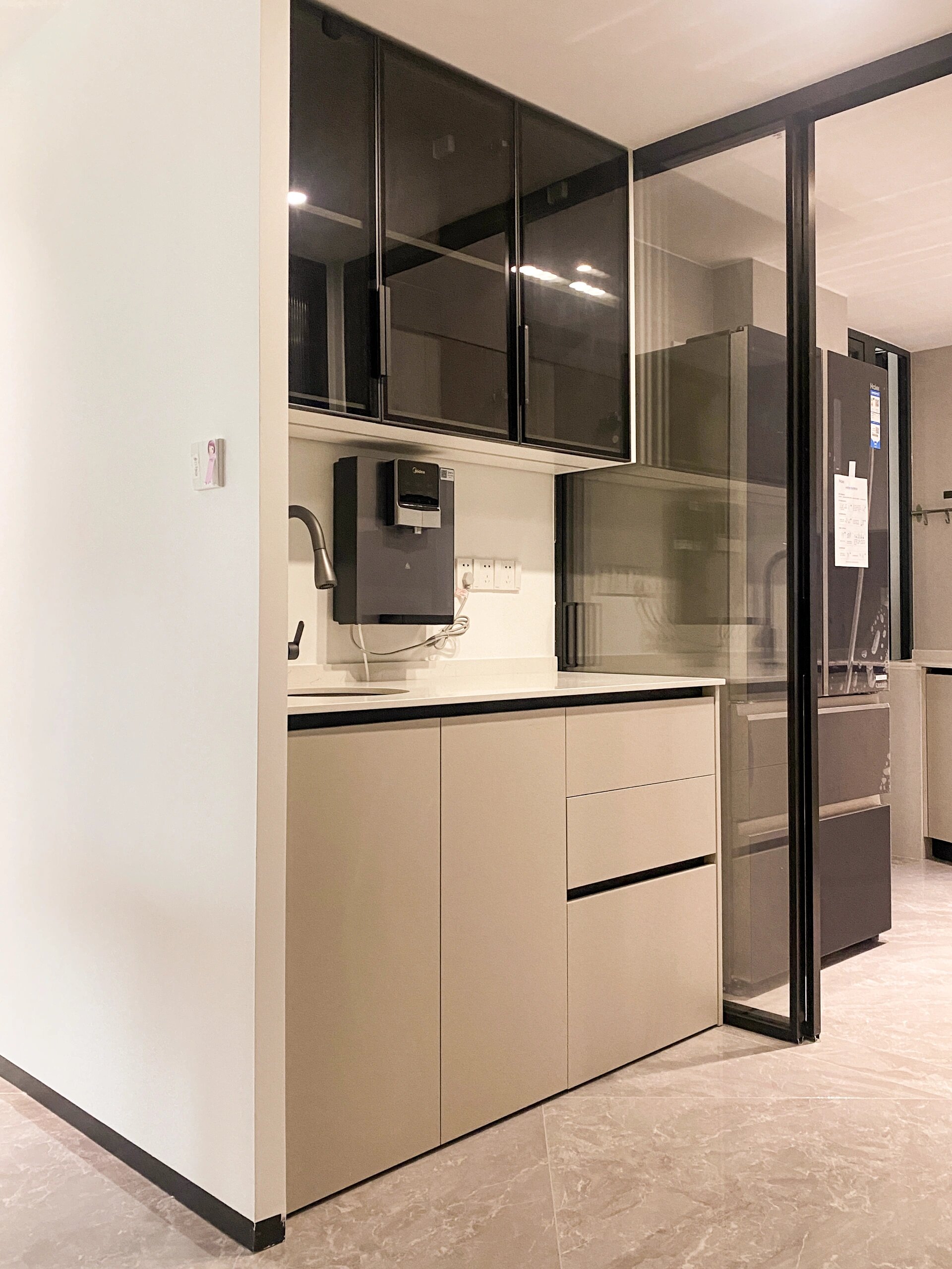 天津纯白橱柜丨厨房里的简约之美9298 阳光斜洒,简约的纯白橱柜在