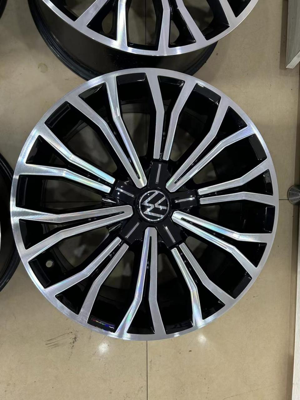 大众辉昂原厂拆车轮毂18寸四只,橙色好价格不贵!适合大众奥迪多车型