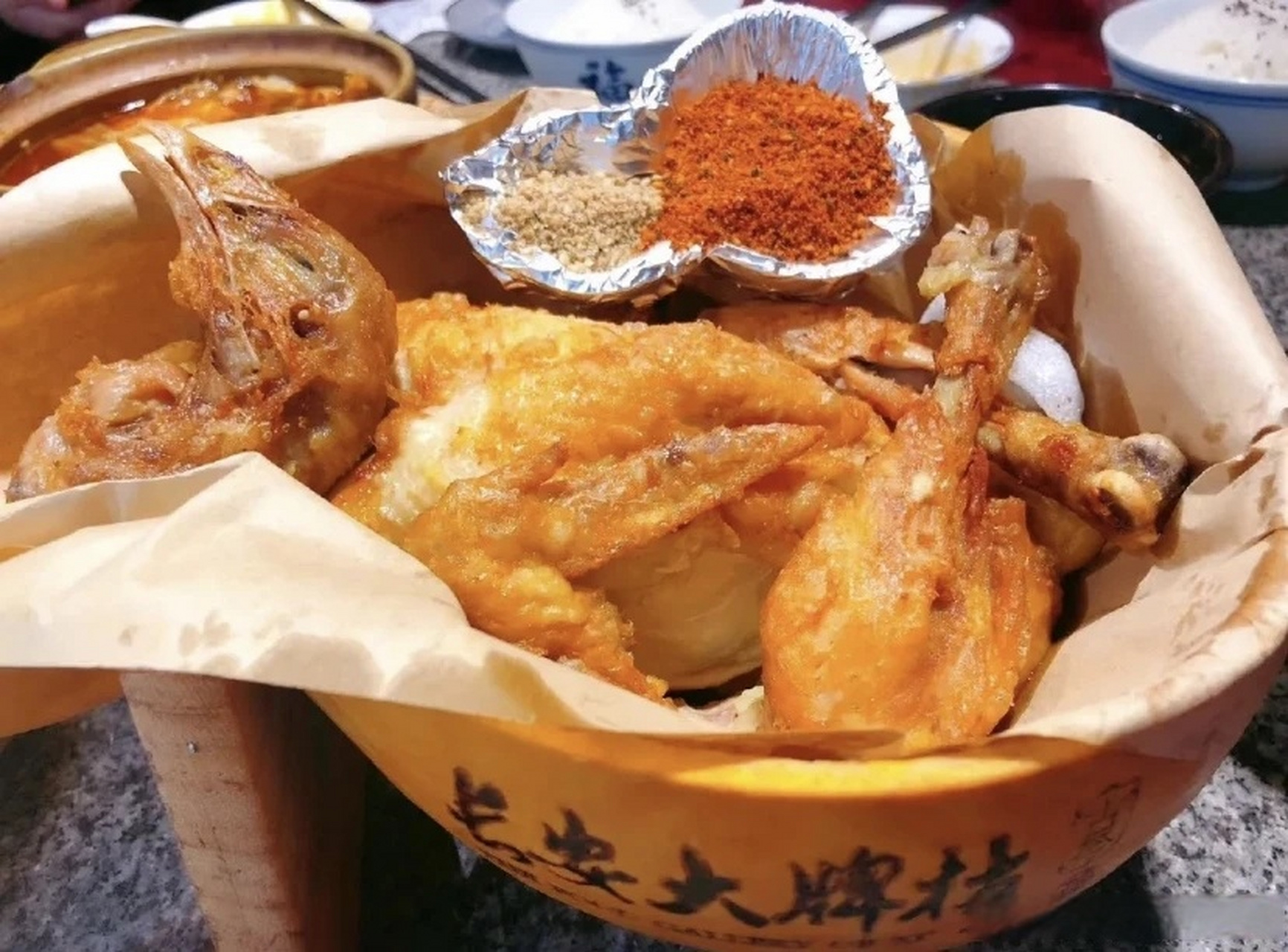 来西安必吃的传统名菜"长安葫芦鸡",鸡形完整,皮酥肉嫩,筷触骨脱,香味
