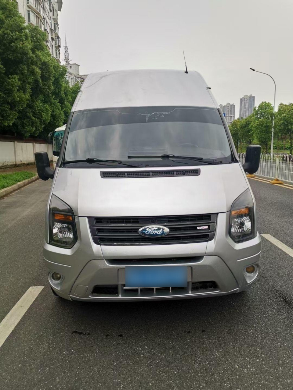 17年上牌福特新时代全顺长轴高顶,六座小型普通客车,国五排放,2.