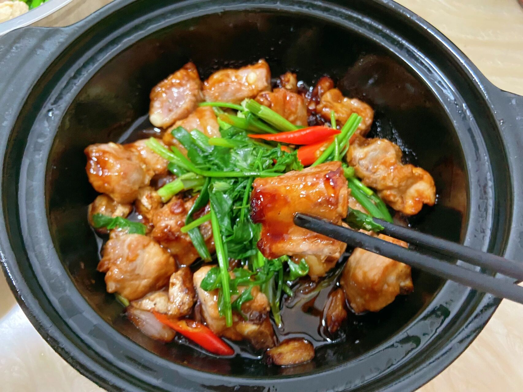 对广东人来说,蒸排骨是家常便饭,今天换一种做法!啫啫排骨煲!