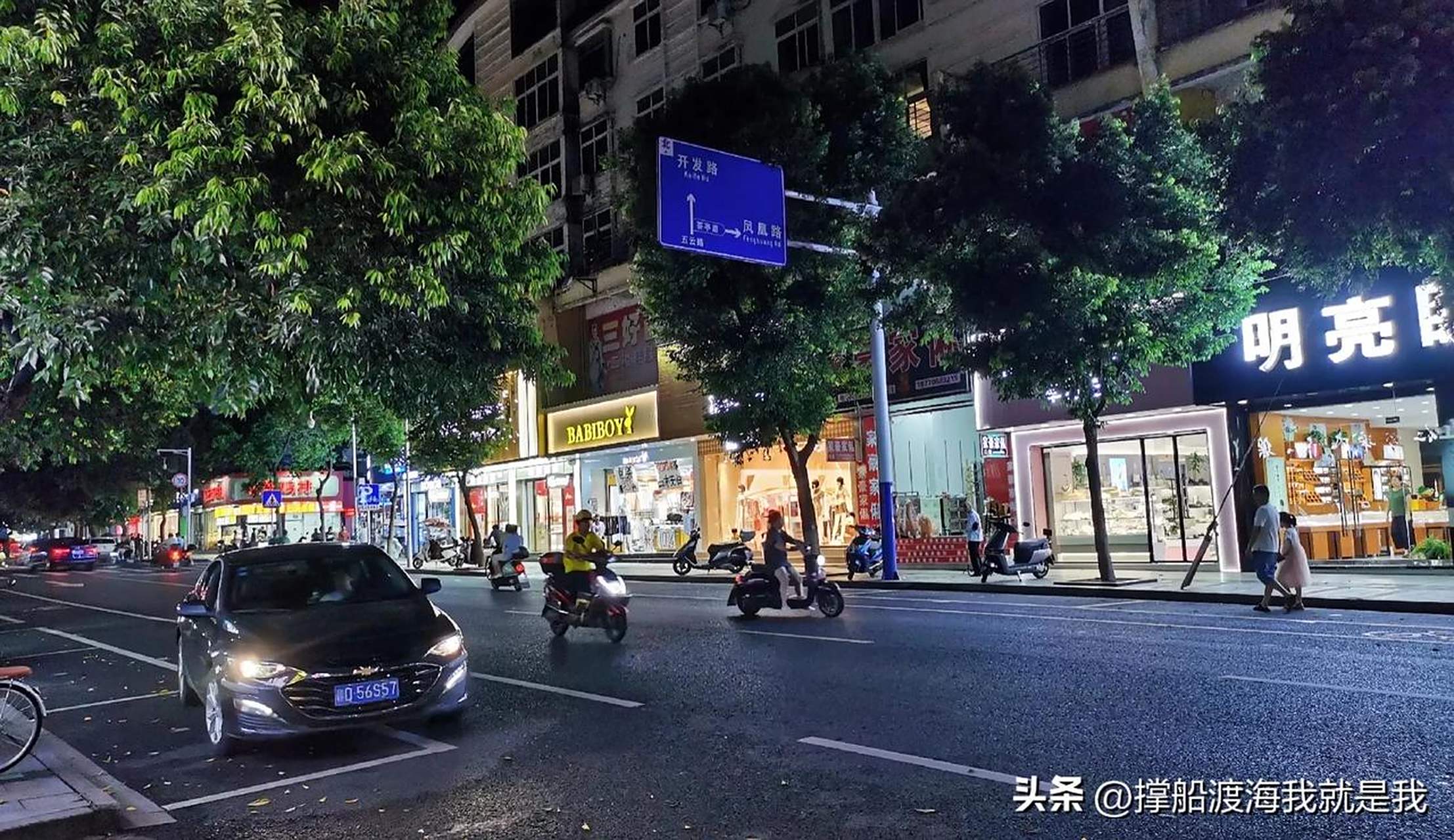 在江西吉安万安县的五云路散步,发现这里还挺热闹的,这说明这个县的