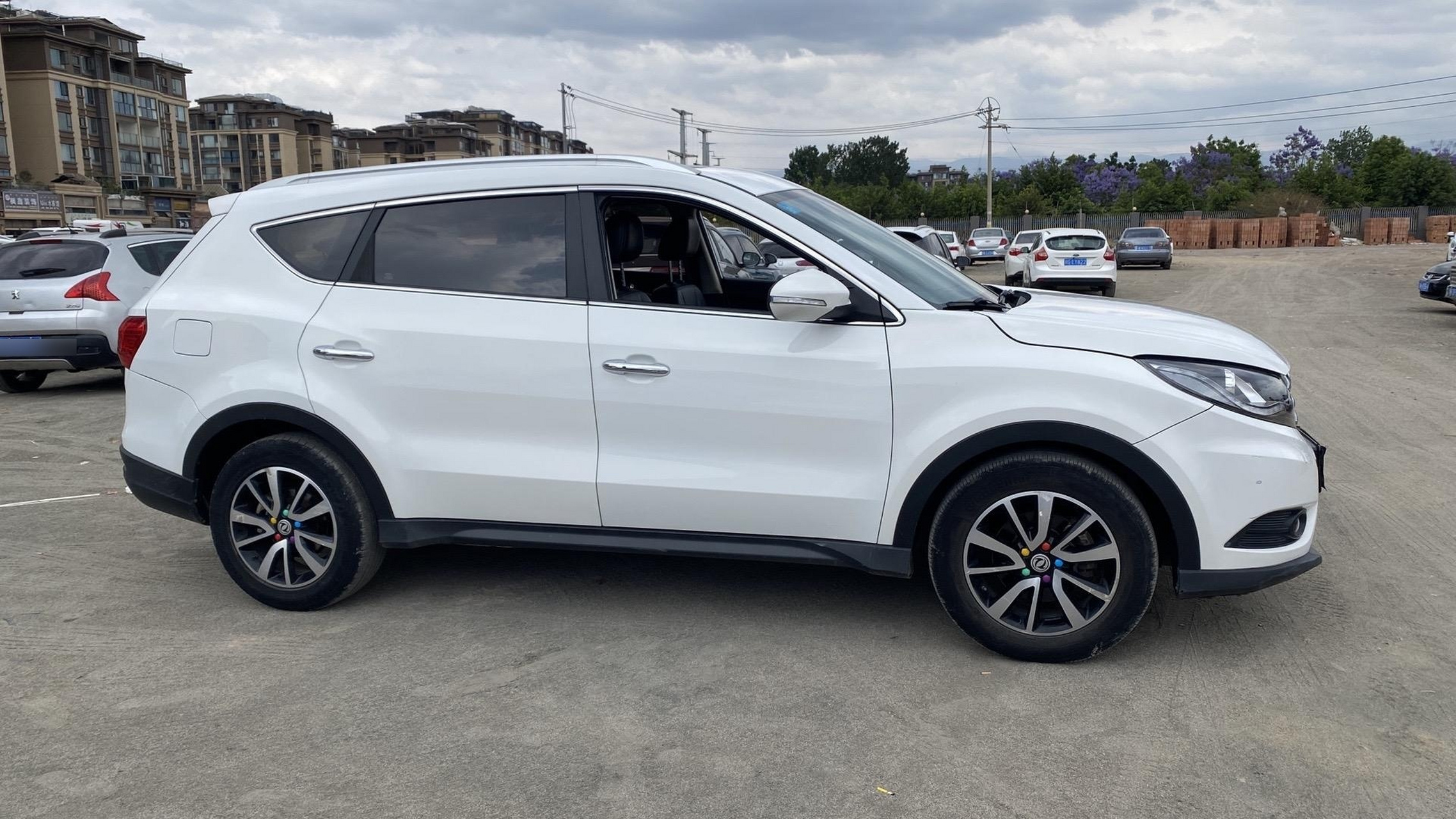 只要两万多,东风风光580,自动挡带天窗豪华版,七座越野车,最漂亮白外