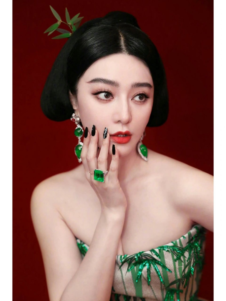 谁看谁迷糊～ 5月16日范冰冰身着来自christopher bu特别定制打造的