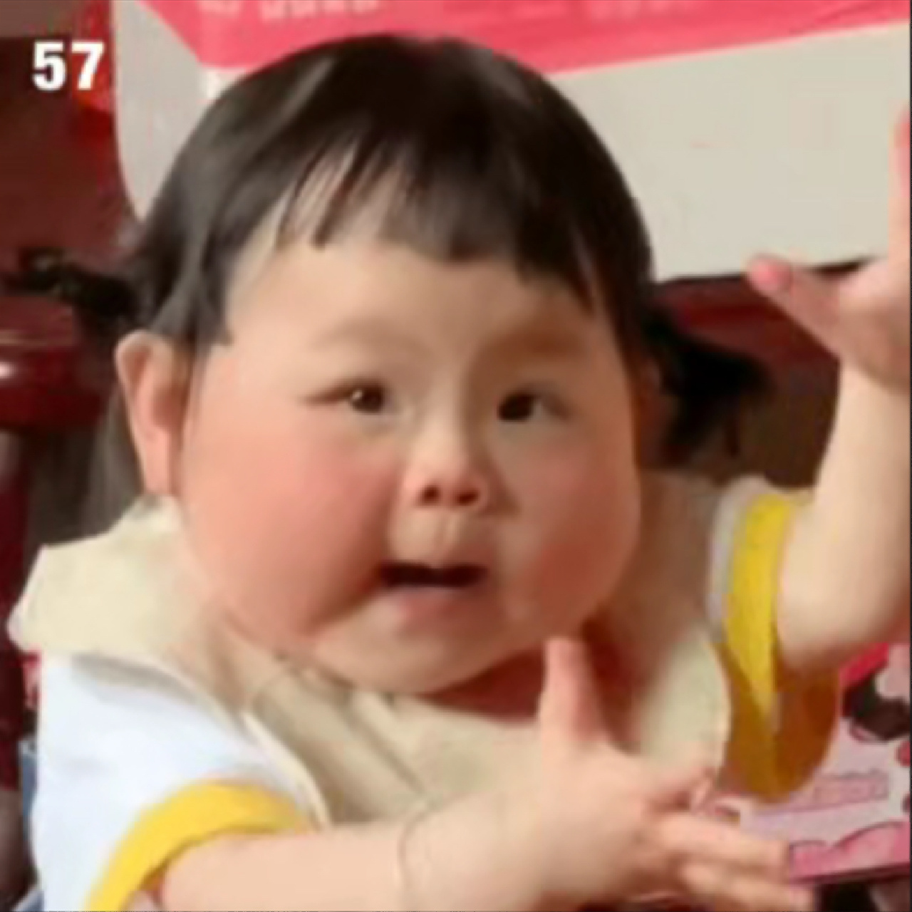 有没有知道这个表情包的小女孩是谁呀! 有没有知道这个小女孩是谁呀!