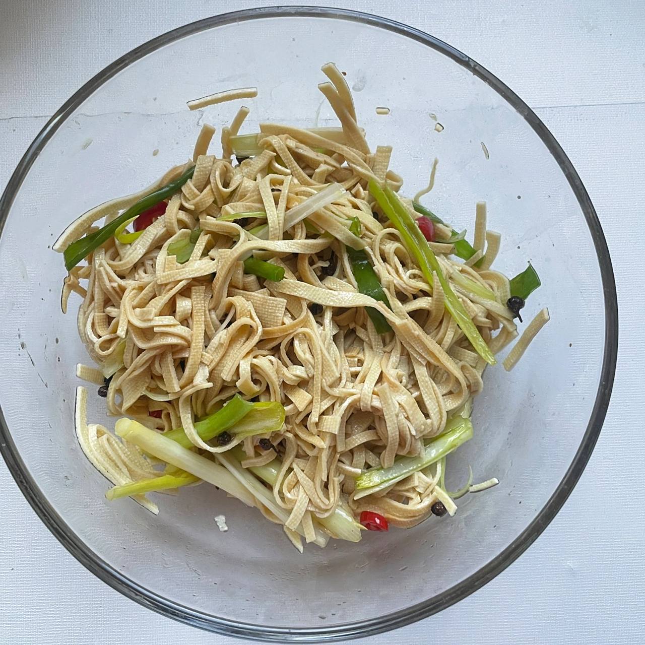 食材:干豆腐,葱,辣椒,生抽,盐,花椒粒 	 做法: 16615干豆腐切丝