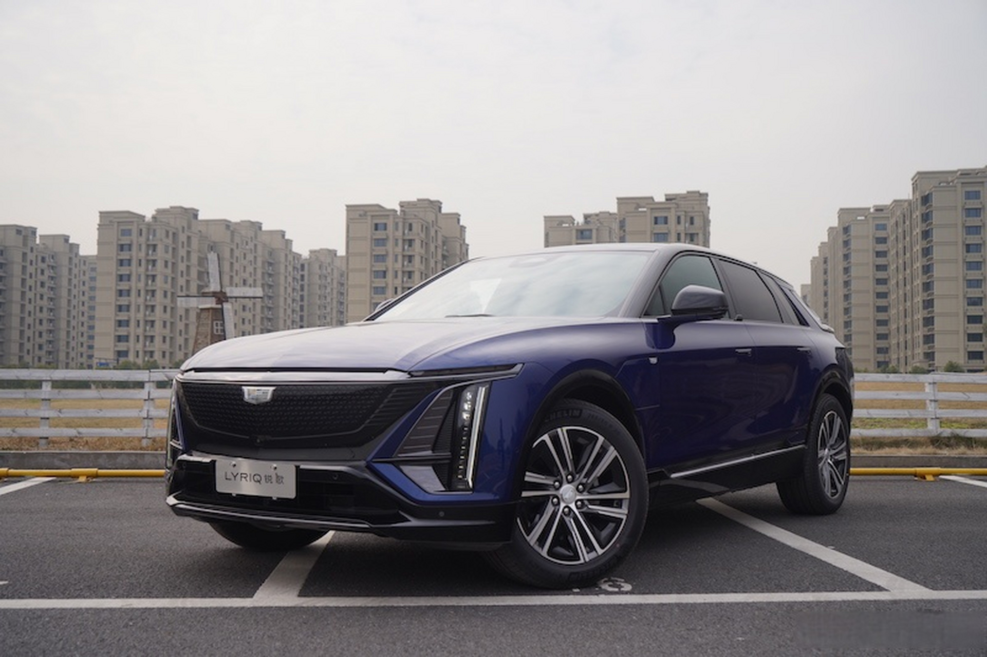 新车评网# 7月10日,凯迪拉克官方宣布,针对旗下纯电suv lyriq锐歌的