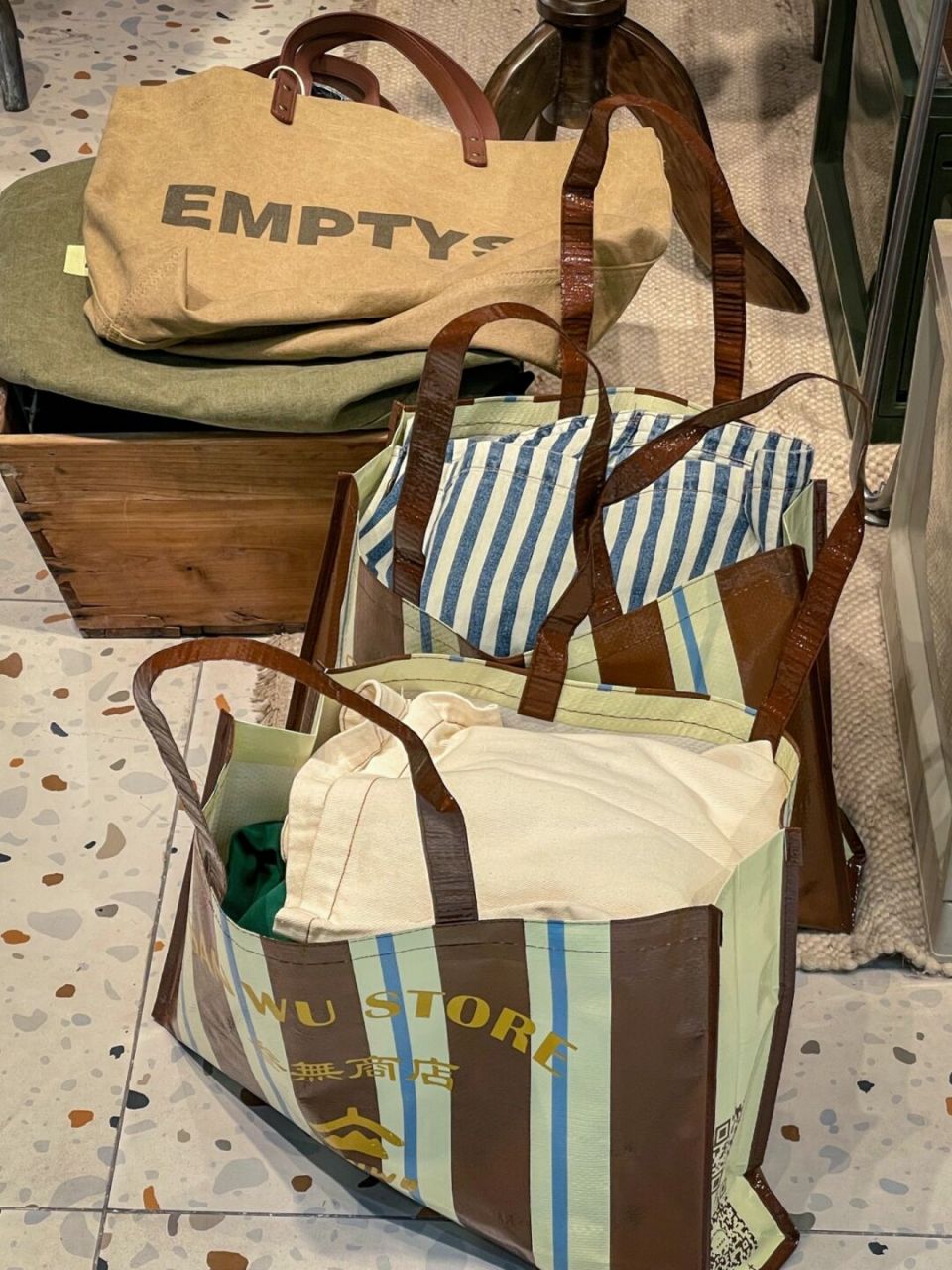 在南京,700r买了两大袋子衣服 和朋友在水游城逛街遇到的对小店,据说