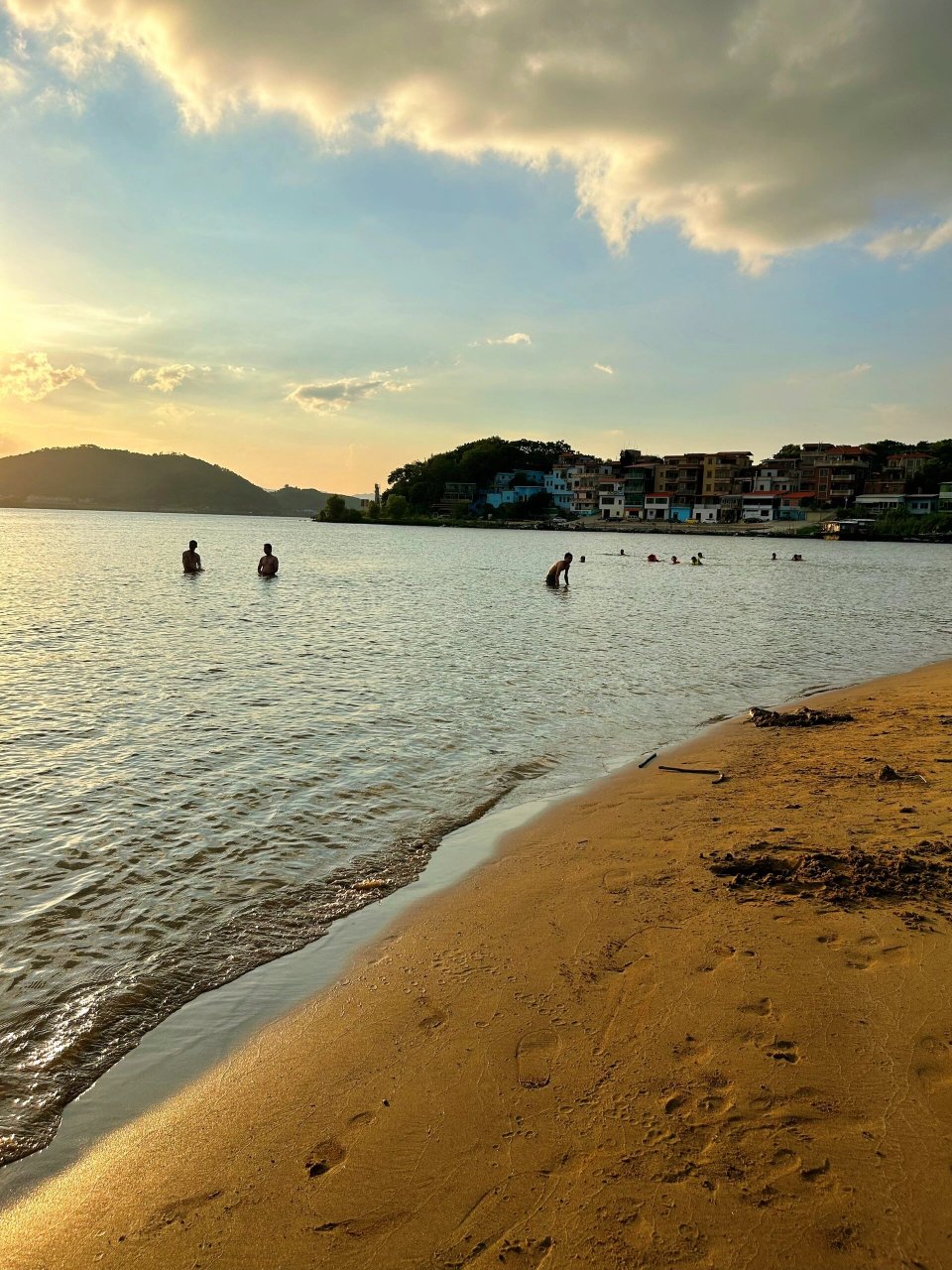 在佛山三水白坭有一片江边野沙滩,名叫波子角