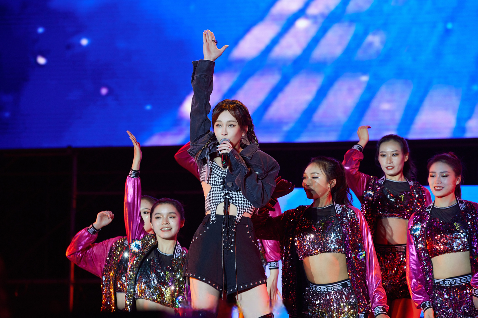 @温岚 动感舞台🍭活力满满 ,❛岚❜调十足 ☋@温岚