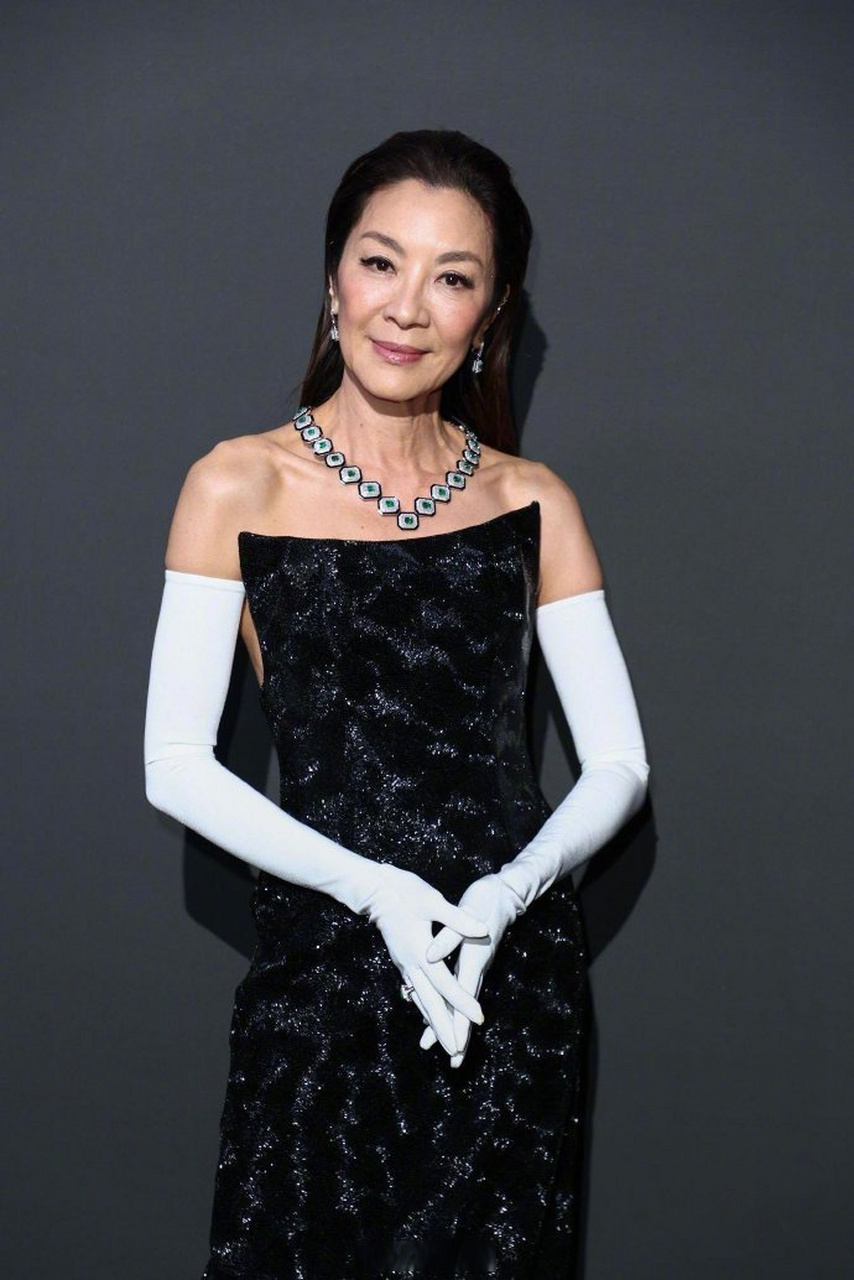 希望能改变现状吧新晋奥斯卡影后杨紫琼亮相戛纳电影节红毯,一身绿色