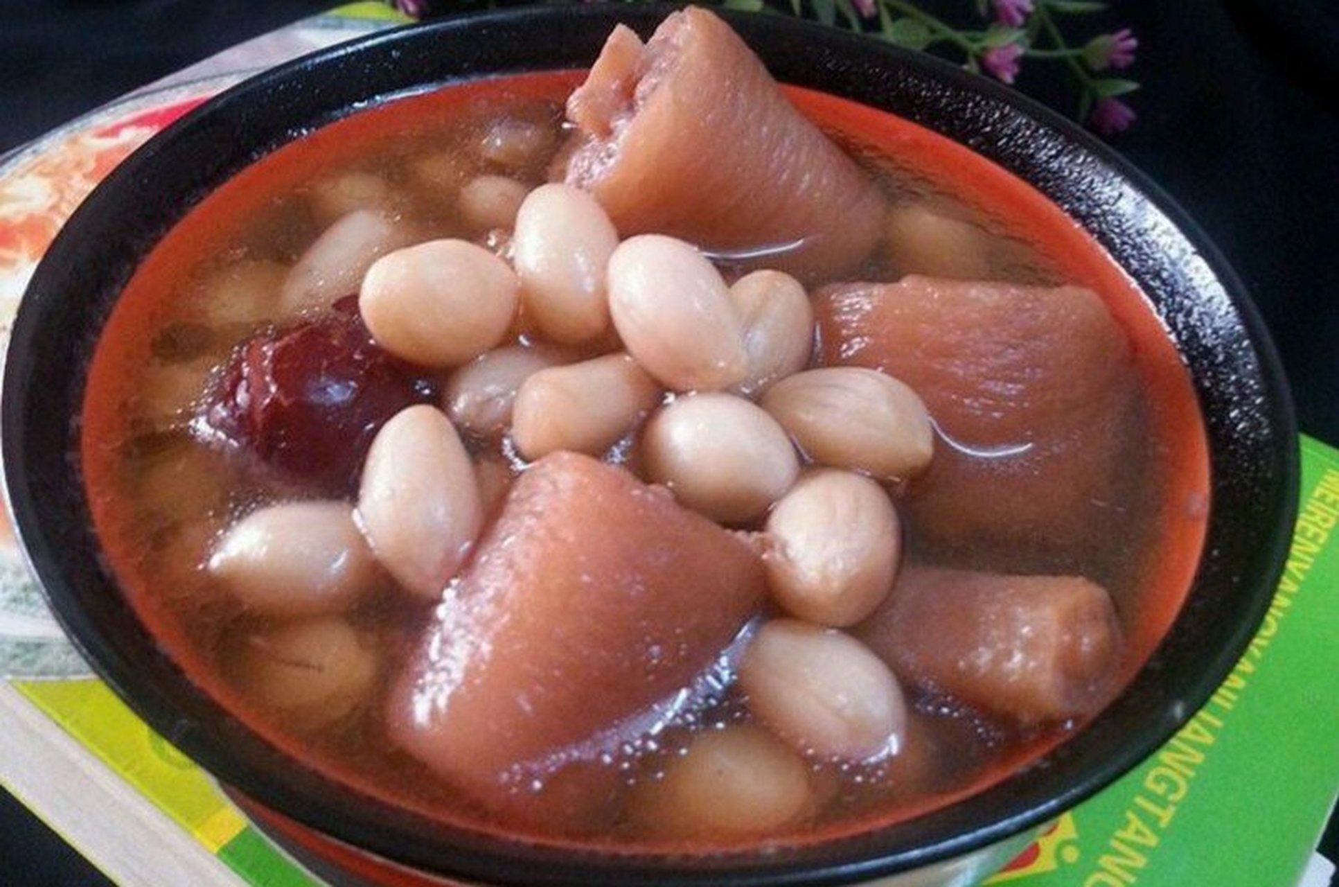 滋养阴血,养肾固精美味汤一花生红枣煲猪尾 花生仁含泛酸,尼克酸,花生