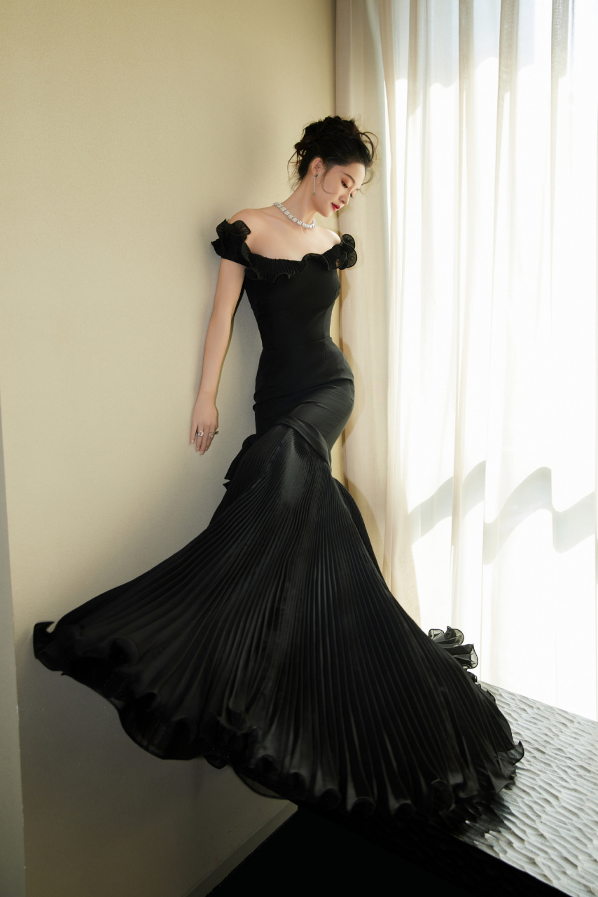 李沁黑色抹胸鱼尾裙造型大片:美美的黑天鹅,完全符合我的审美标准