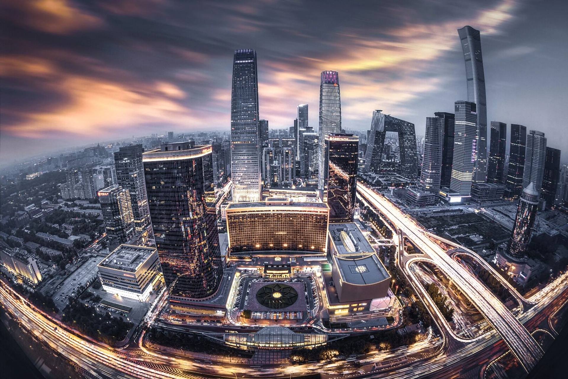 夜色下的北京国贸cbd金碧辉煌,使用鱼眼镜头可以拍出震撼的全景视角