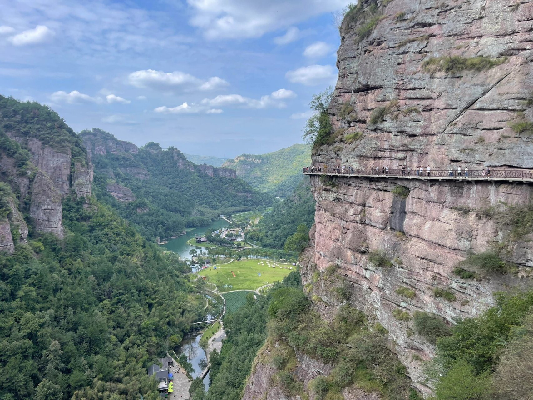 穿岩十九峰经典路线攻略 新昌的4a景区穿岩十九峰,因为怕排队,本来不