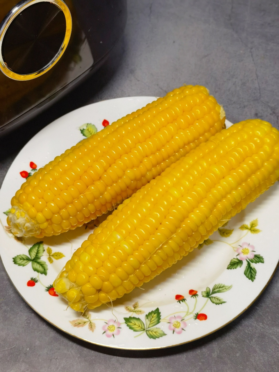 健康蒸玉米|电饭煲版减脂餐 超市新上的玉米看着很不错,嫩嫩的,水分很