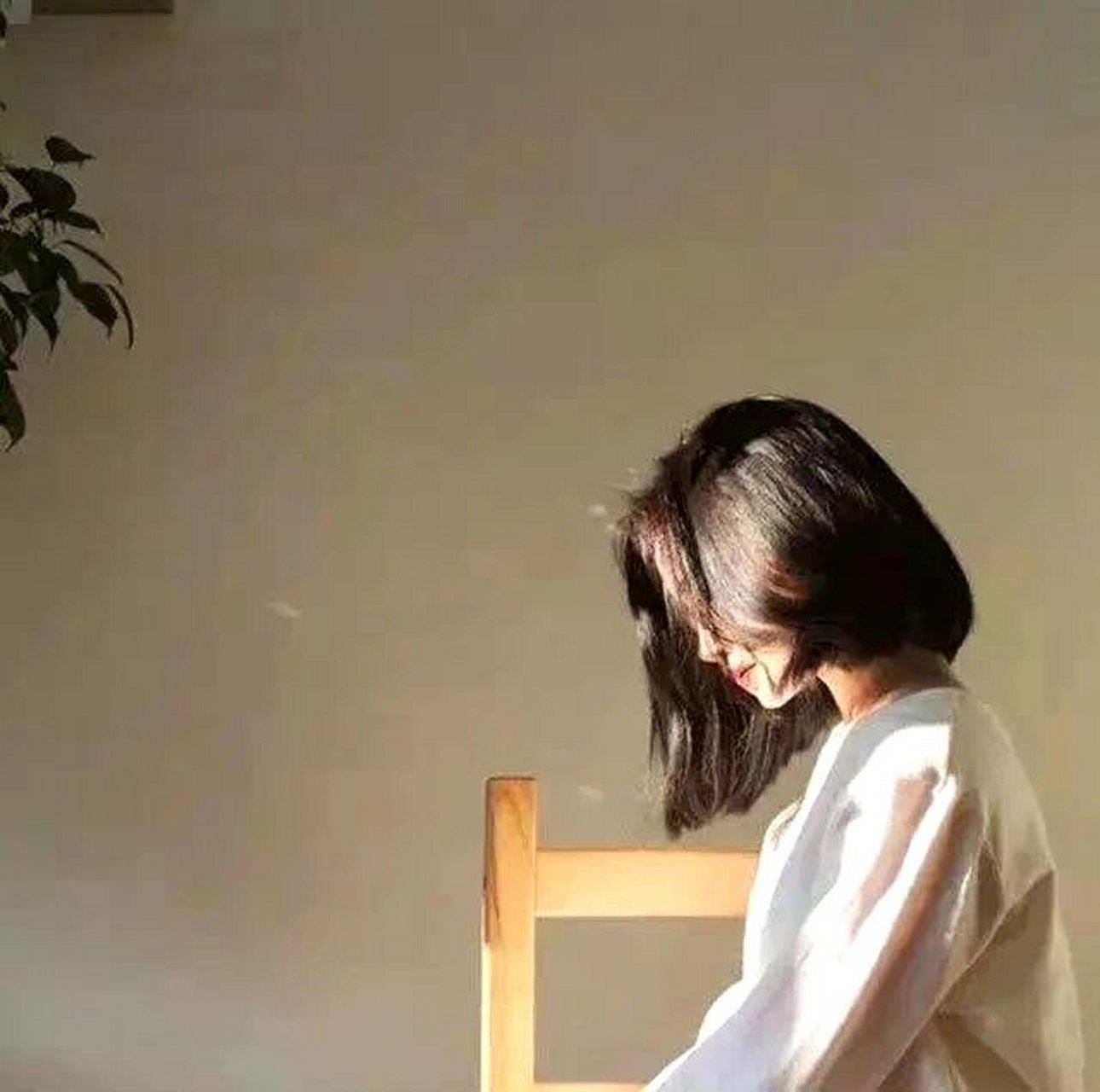 短发女生不露脸头像