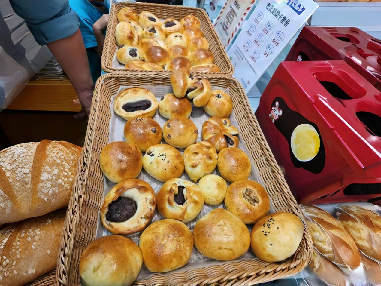 海东社区开展制作手工面包暑期课堂活动】为丰富辖区青少年的假期生活