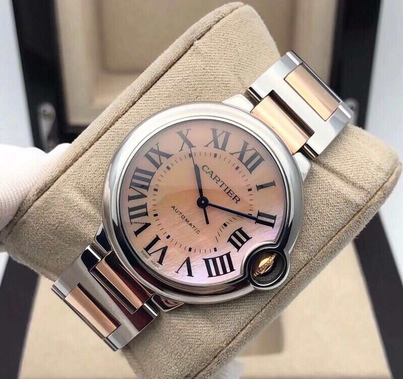 卡地亚蓝气球女 仅需不到两千mi～ 卡地亚蓝气球手表已经被许多女性