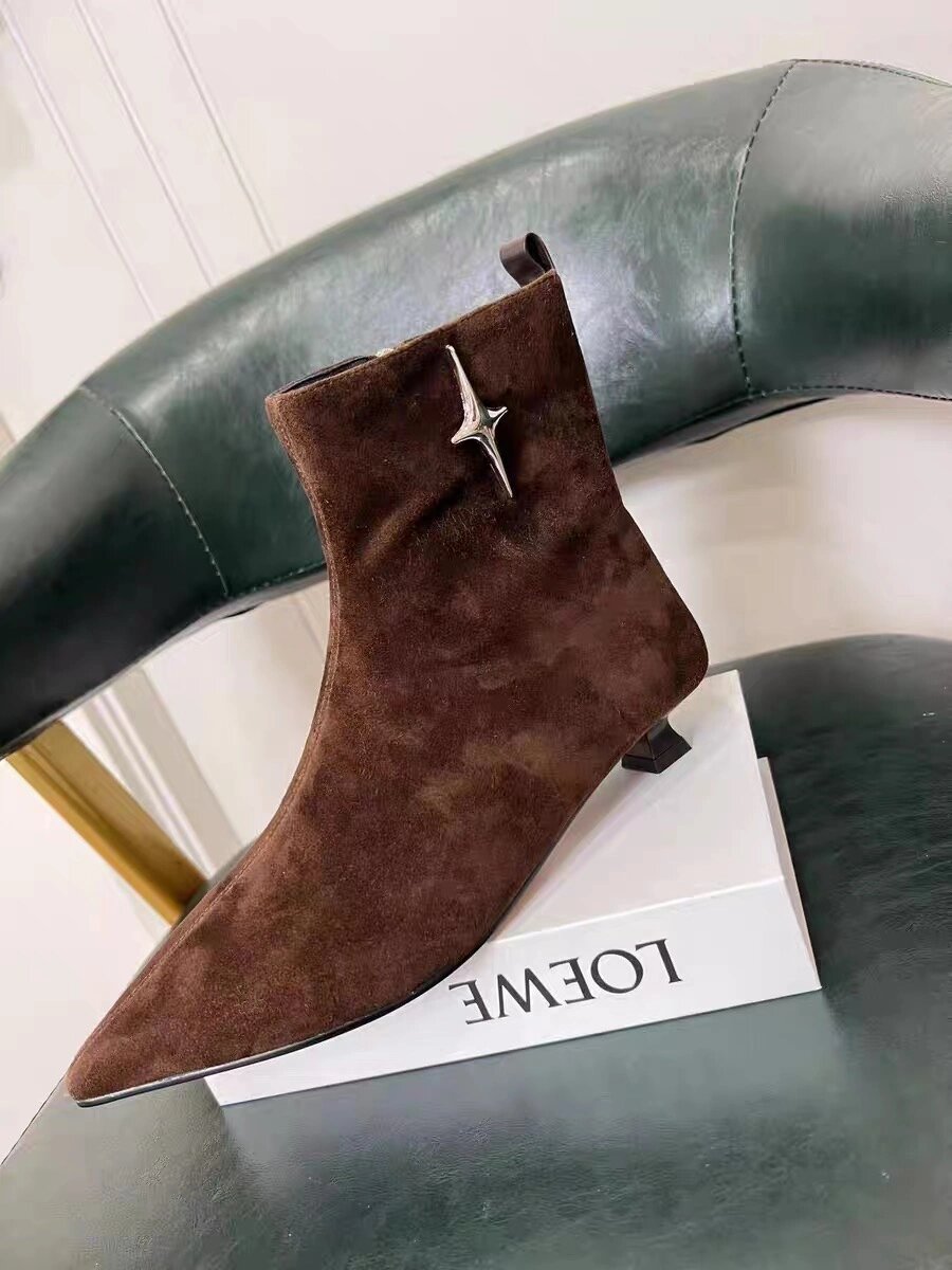 羊反绒又叫羊猄,它是羊皮的一种,属于真皮材质,类似于牛皮中的牛啡揶