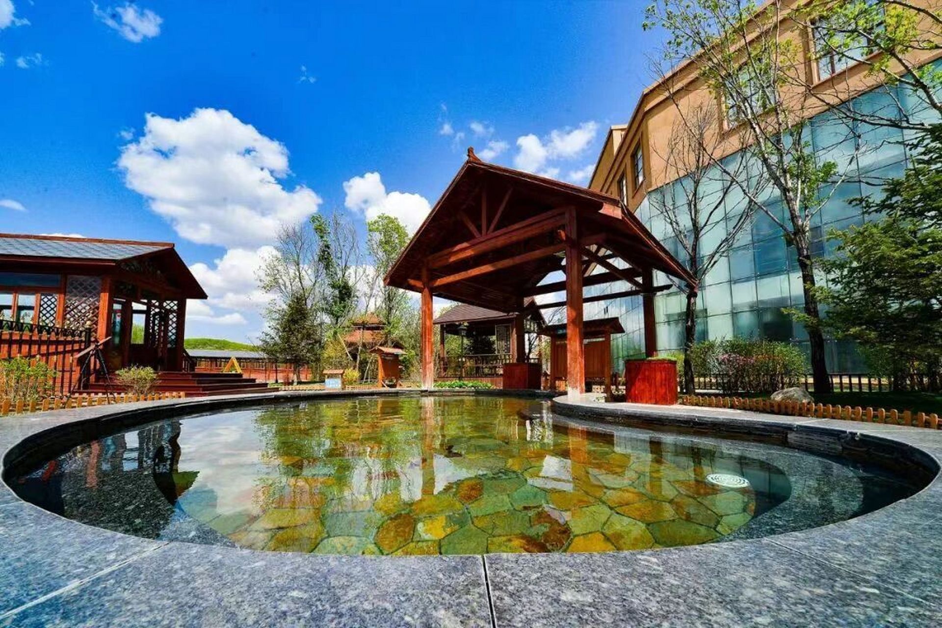 【哈尔滨英杰温泉】 门票预售88元 包含:温泉门票77餐(中餐晚餐二选