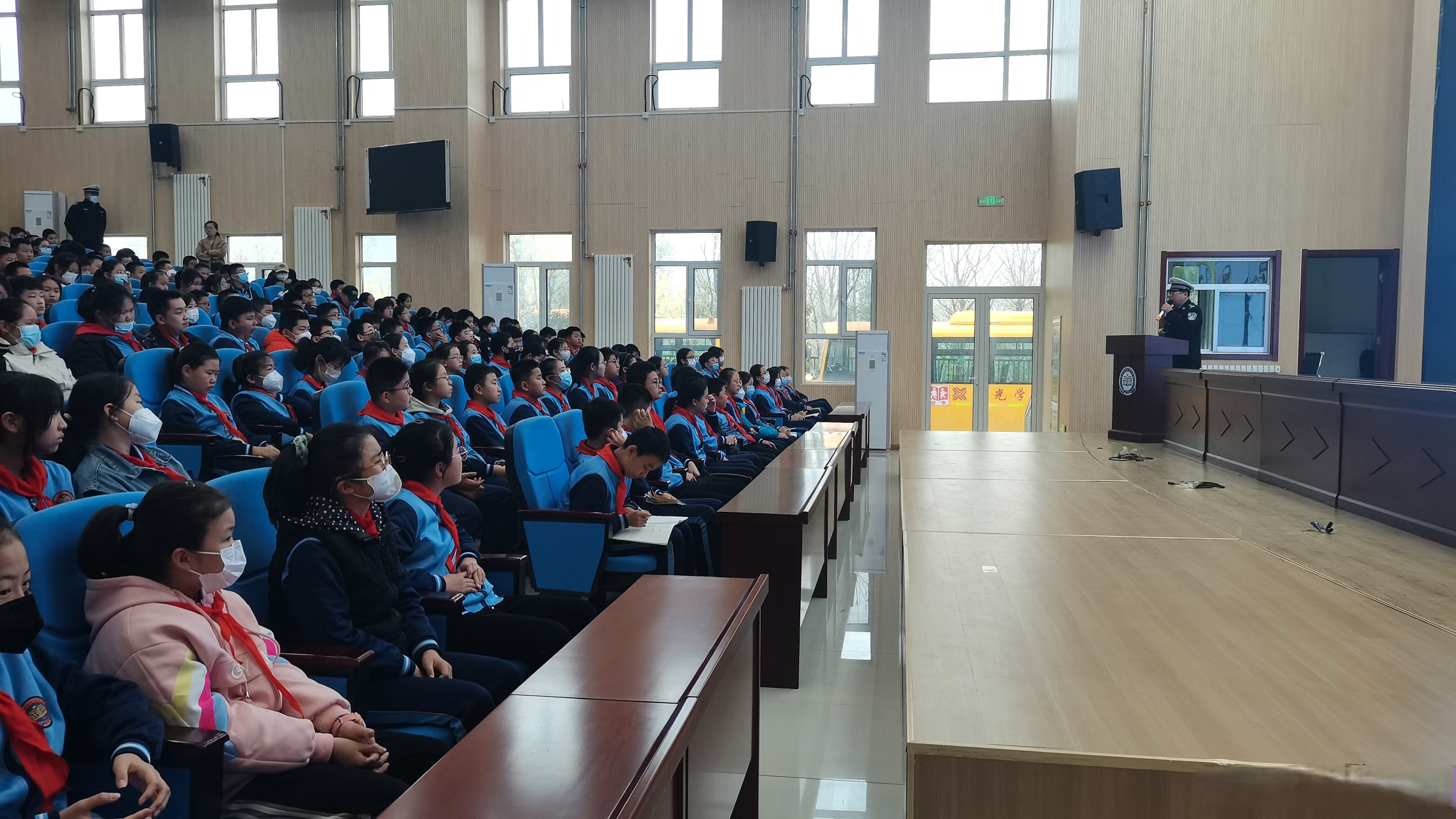 4月6日下午,寿光公安交警 到弥水未来学校为300名师生上交通安全课!