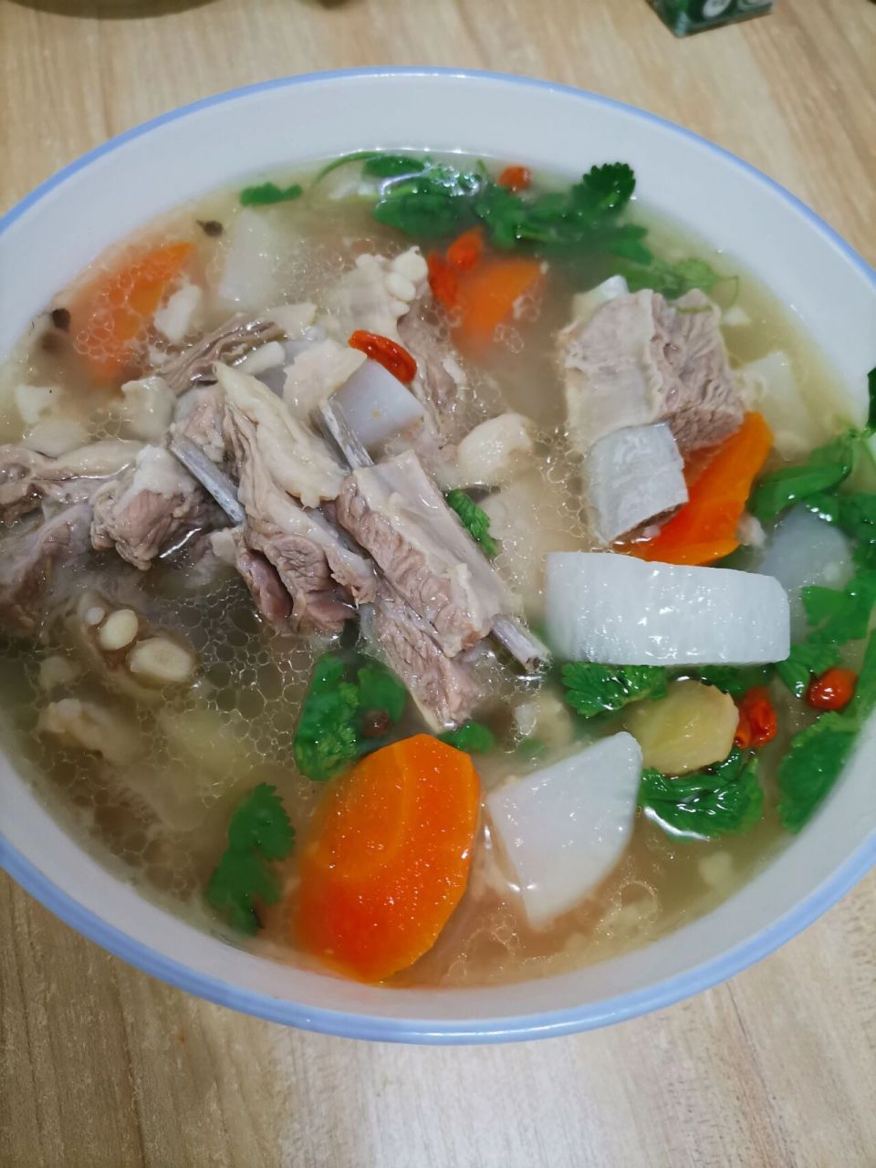 清炖萝卜羊排做法如下: 1,羊排清水浸泡1小时,泡出血水,去除膻味 2