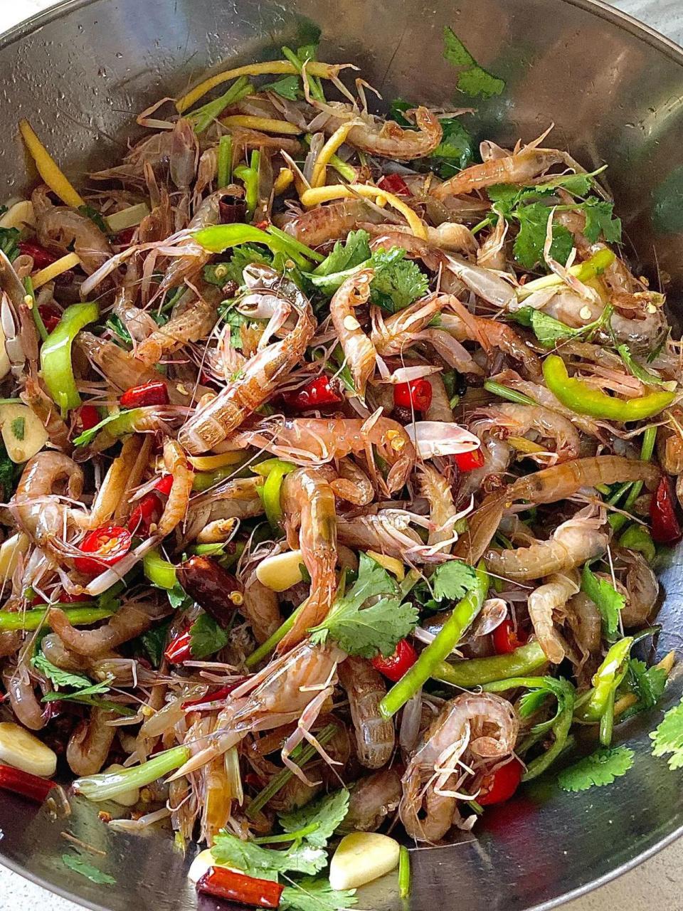 我连续炫了3天嘎巴虾后…还没有炫够 自己呛拌了一小盆结果就是没吃够